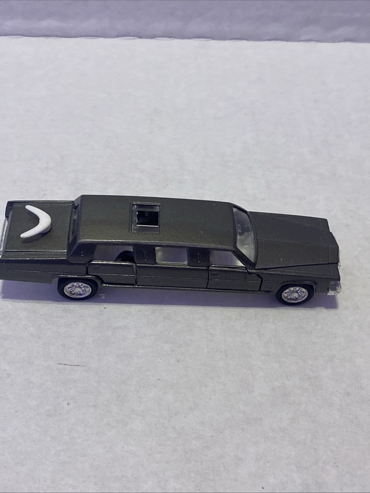 Cadillac Fleetwood Gray Limousine 1:64 KINTOY