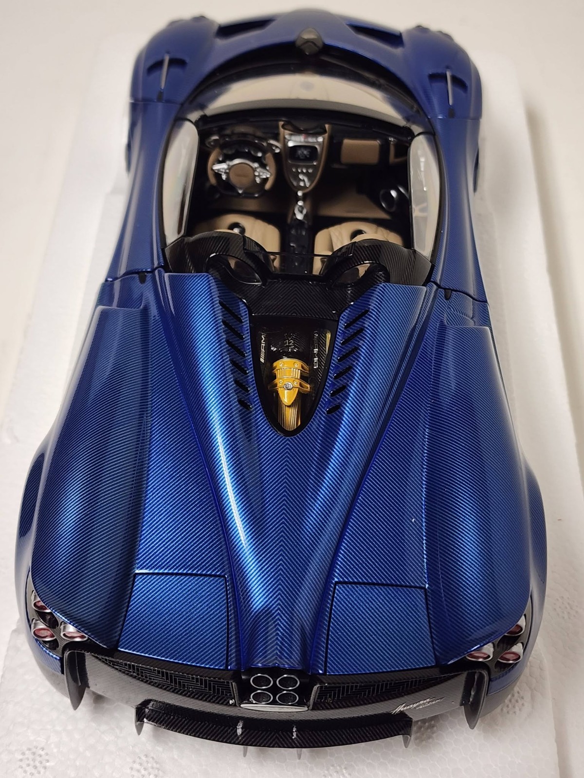 AUTOart 1:18 diecast car – Pagani Huayra Roadster (BLU Tricolore Carbon Fiber).