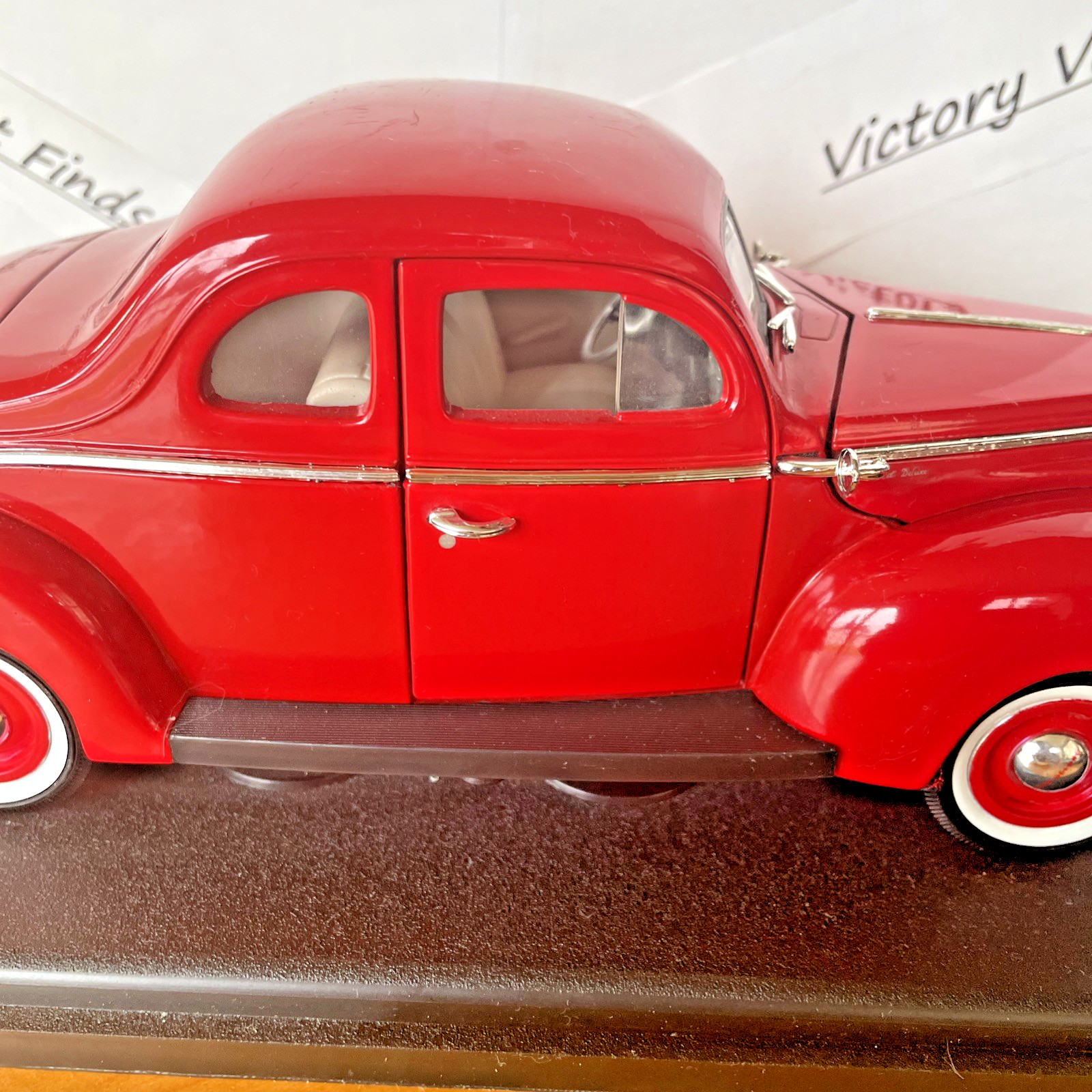 MotorMax American Classics 1940 Ford Deluxe Coupe Red 1:18 Diecast Car 73108
