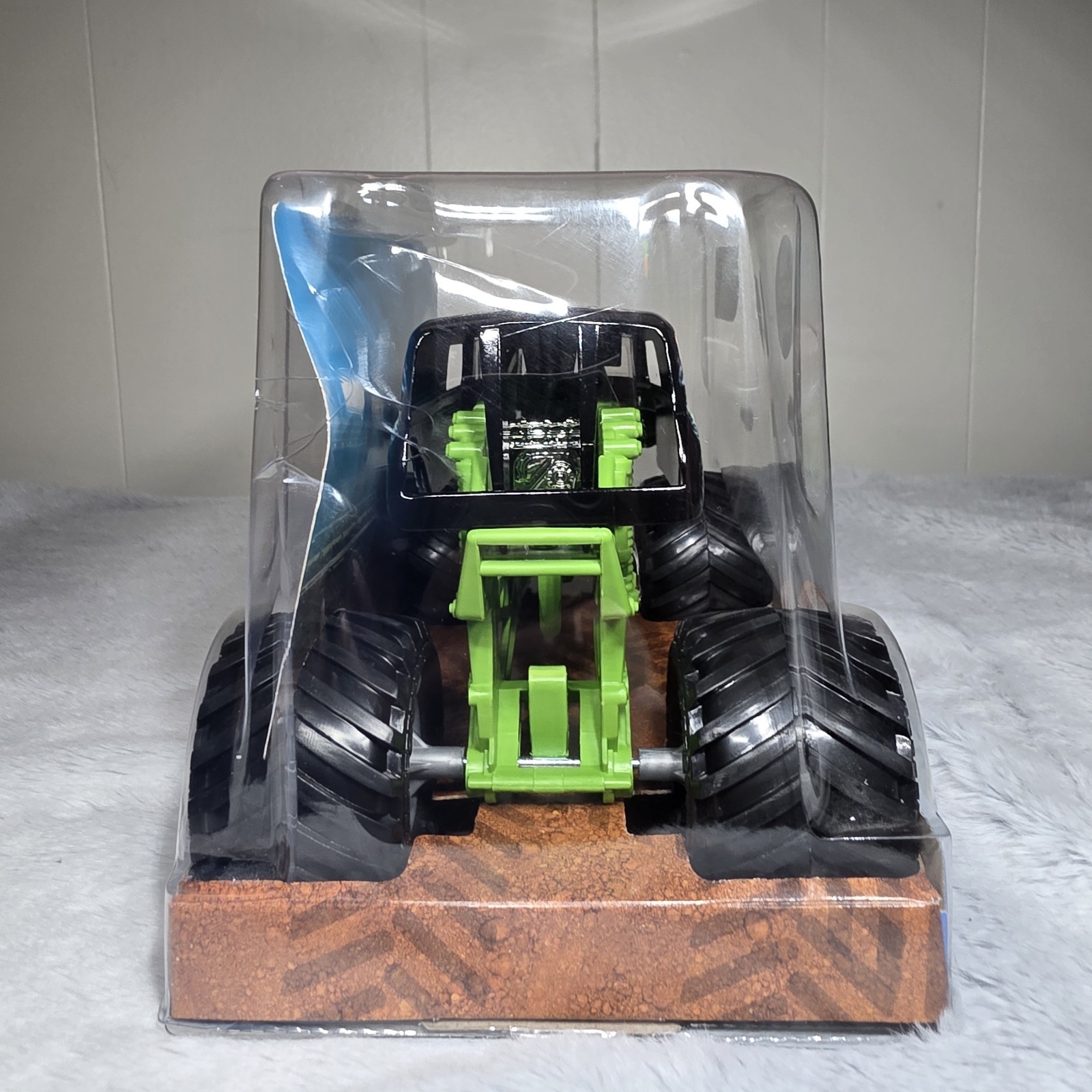 Monster Jam Grave Digger Monster Truck 1:24 Scale Diecast Vehicle By Spin Master