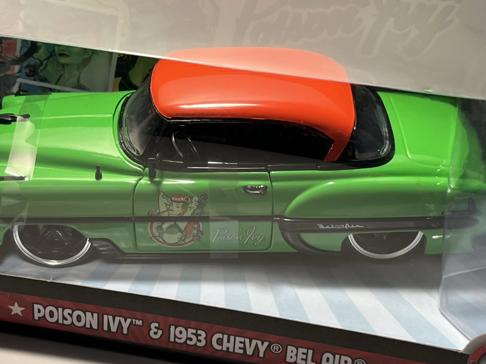 DC Comics Bombshells Poison Ivy & 1953 Chevy Bel Air 1:24 Die Cast Collectible