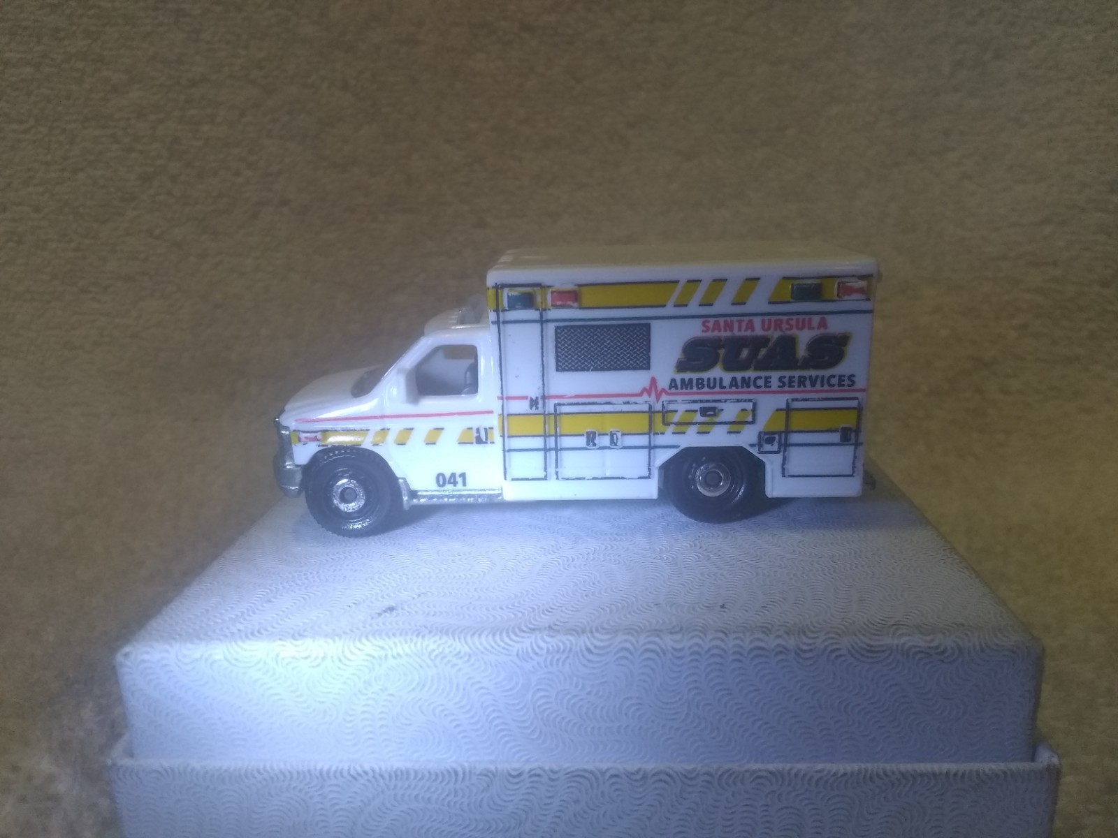 Mattel Matchbox 2009 Ford E-350 Ambulance Santa Ursula Great Condition