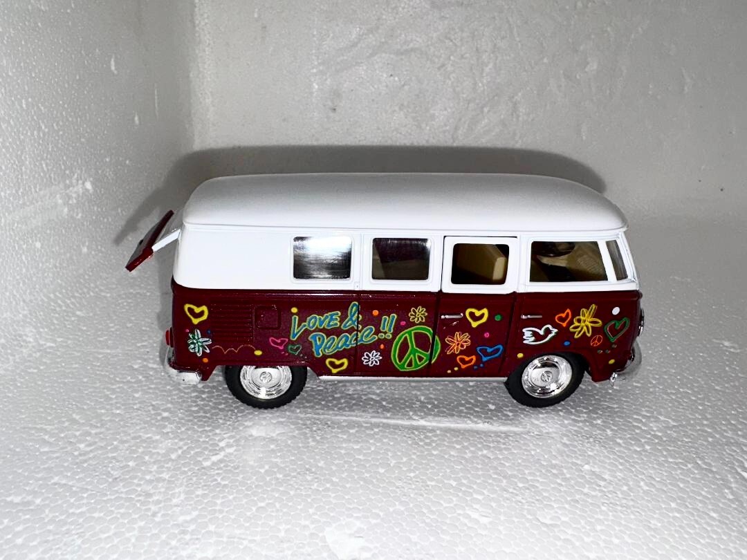1962 Volkswagen Peace & Love Van – IN FOUR COLORS W/Pull Back Motor Action 1/43