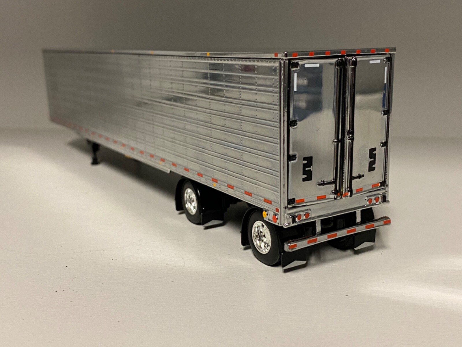 CHROME & BLACK SPREAD AXLE DCP 1/64 53′ UTILITY VAN TRAILER