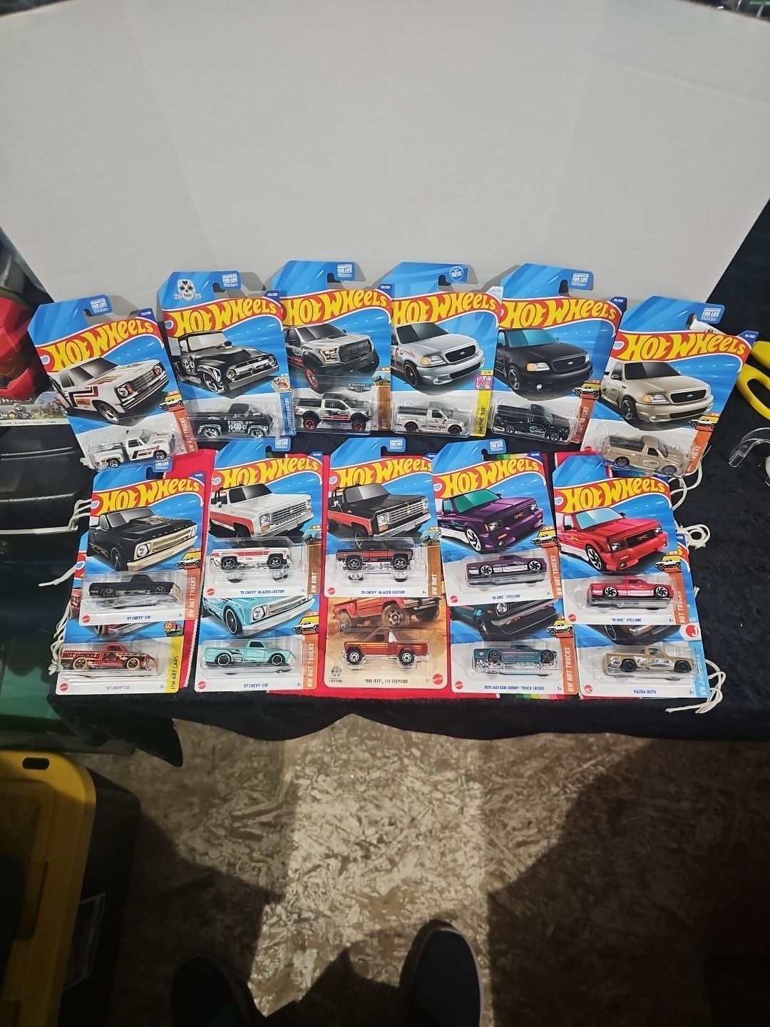 Hot Wheels Lot Of 14 Trucks And 2 Blazer