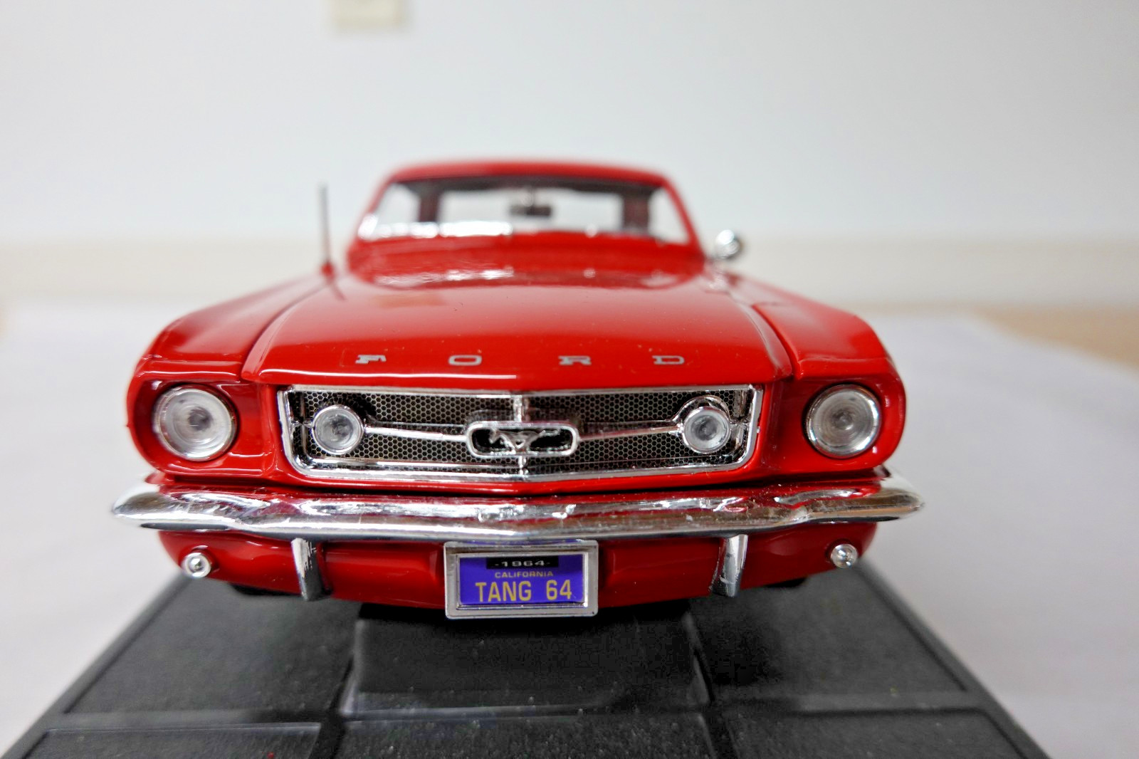 Mira 6126 1964 1/2 Red Ford Mustang Hardtop Golden Line 1:18