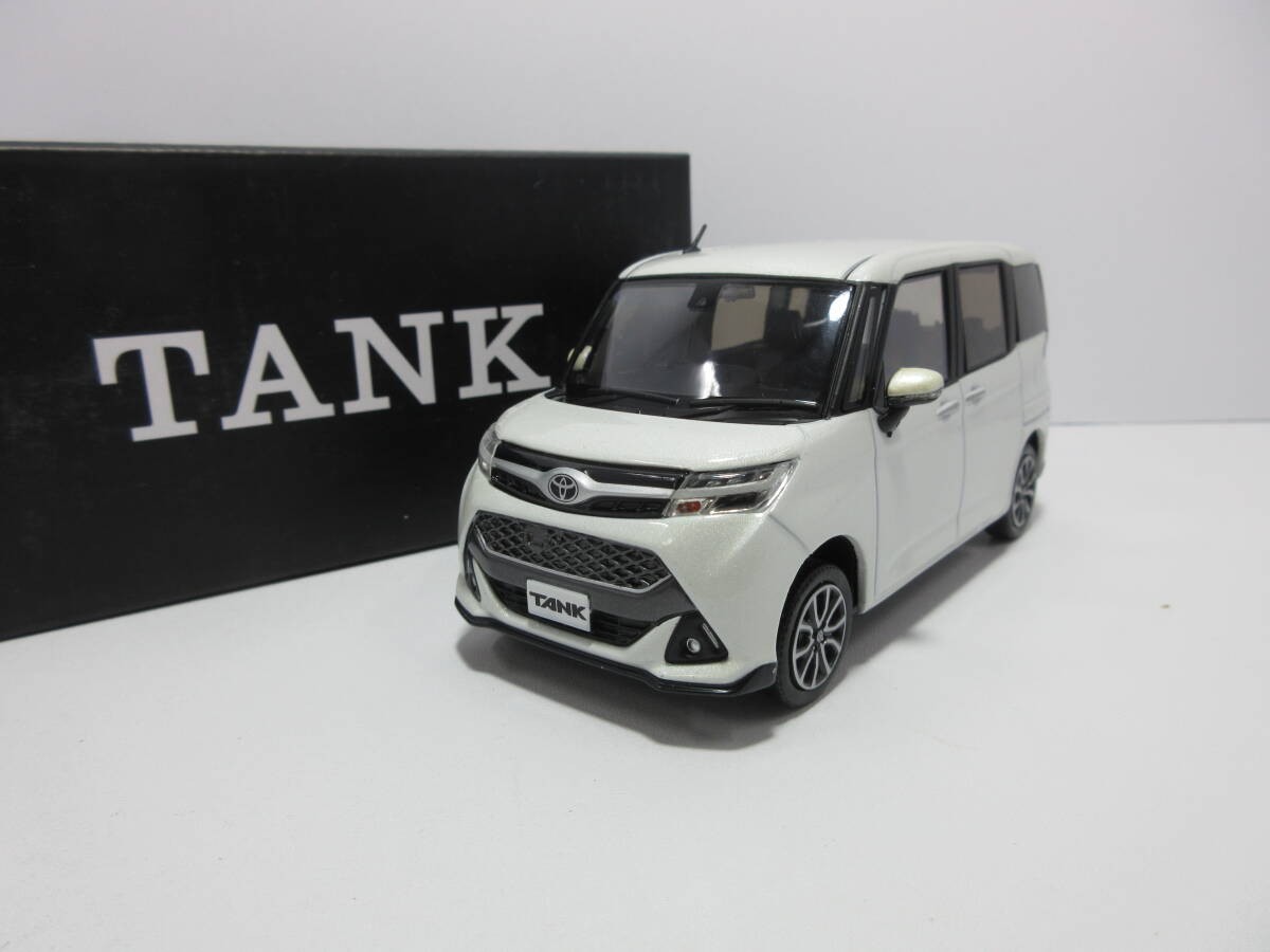 1/30 TOYOTA TANK PEARL WHITE III 912080