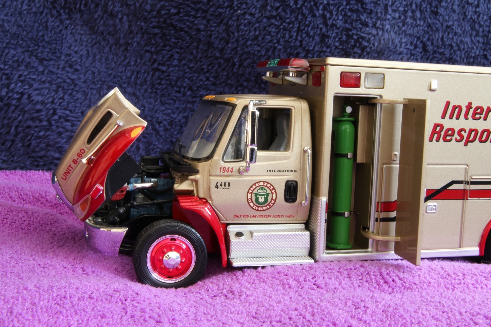 NEW UN-OPENED Ser# 005 — SMOKEY BEAR 60th Anniversary IH 4400 EMS Unit 18-3403