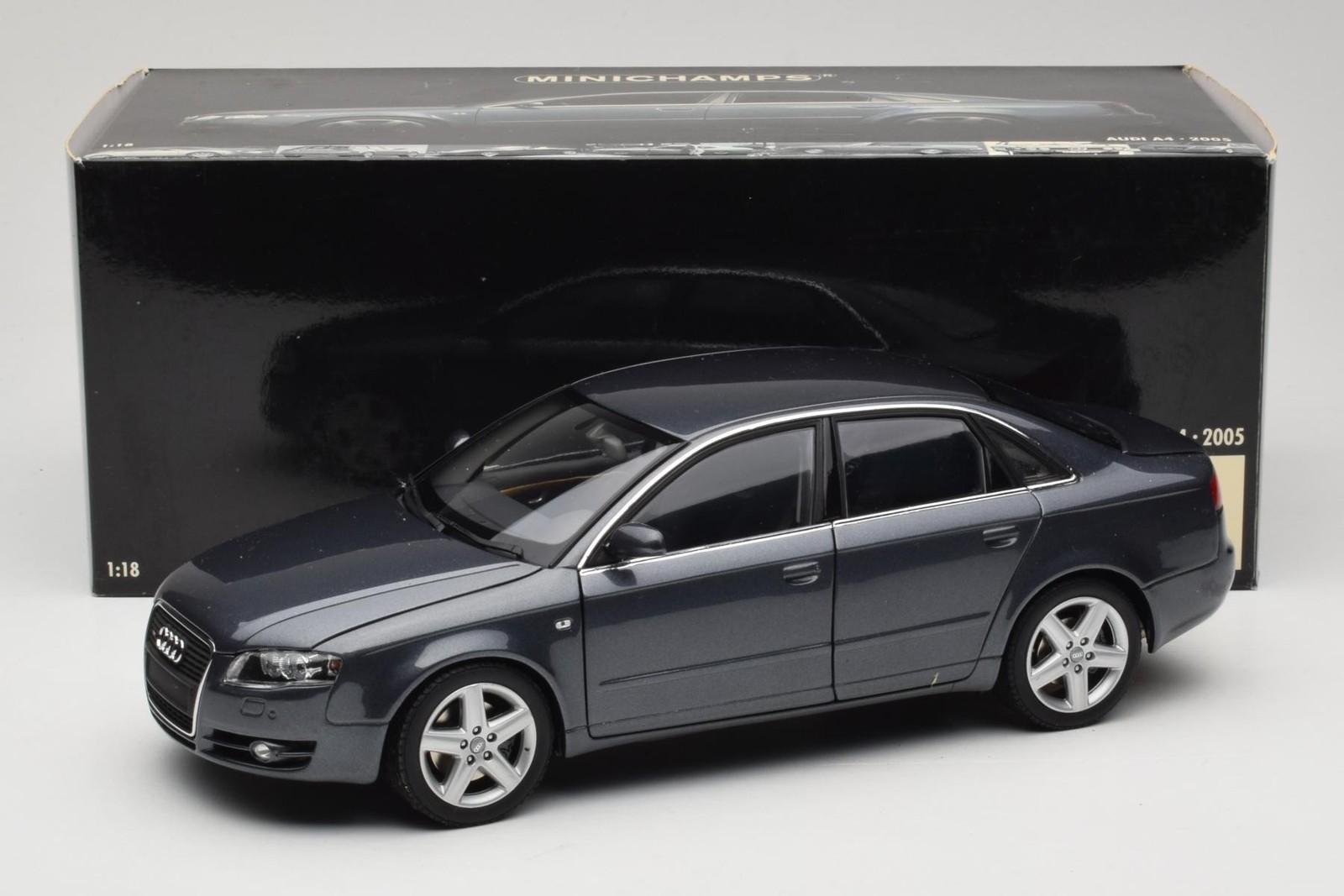 100014400 Audi A4 B7 Sedan Grey Metallic Minichamps 1:18