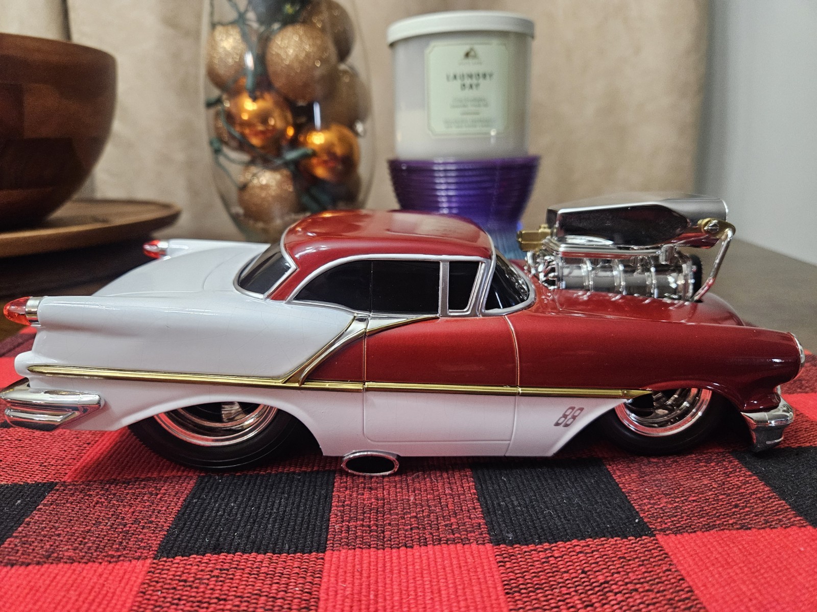 56 OLDS 88,RED WHITE,1/18 MUSCLE MACHINE,NO BOX,NO ROLL SLAMMED ,BEAUTY,HOT HOT