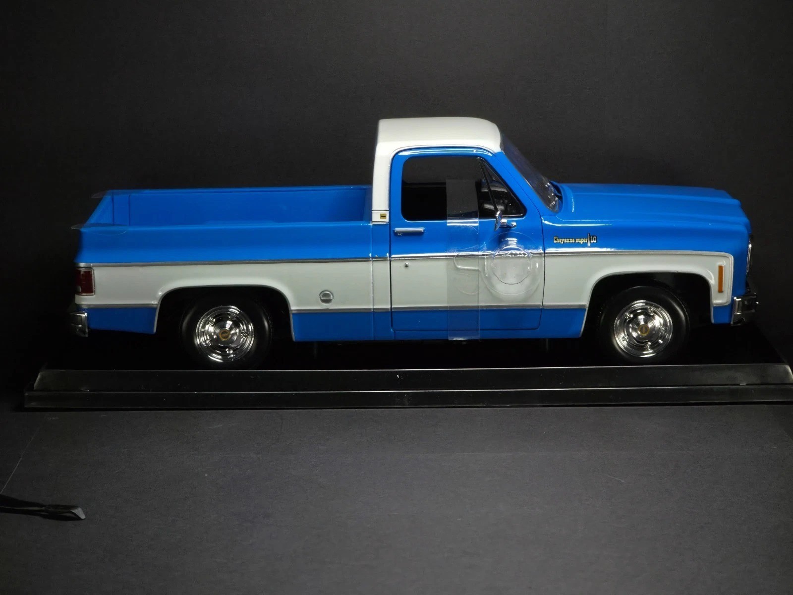 1974 Chevrolet C10 Cheyenne Super 1:18 Maisto Exclusive Style Special Edition