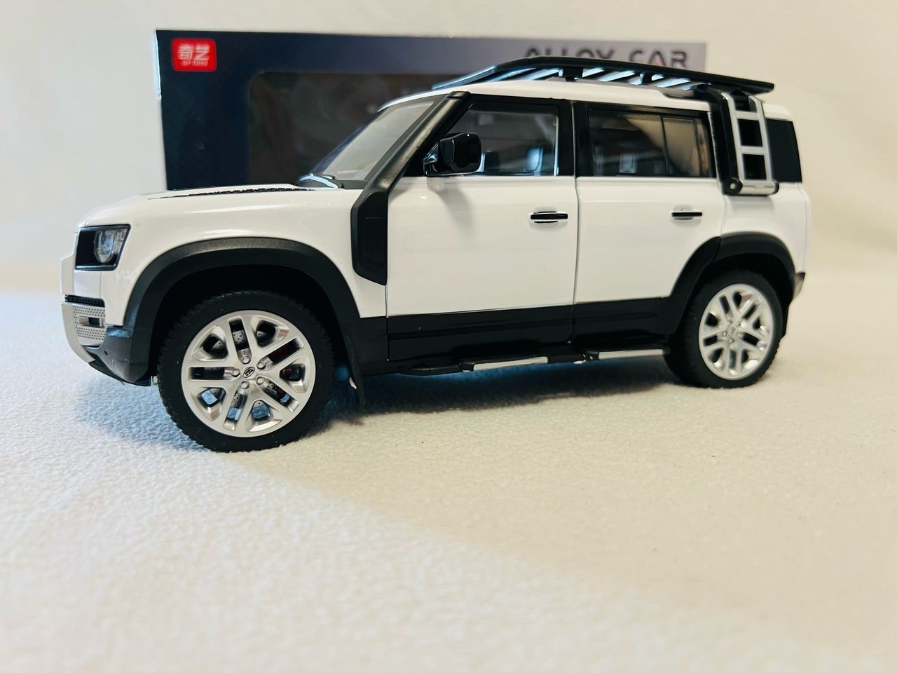 1:18 Land Rover Defender 110 Diecast Model Car Toy Collectible Sound Light Gift
