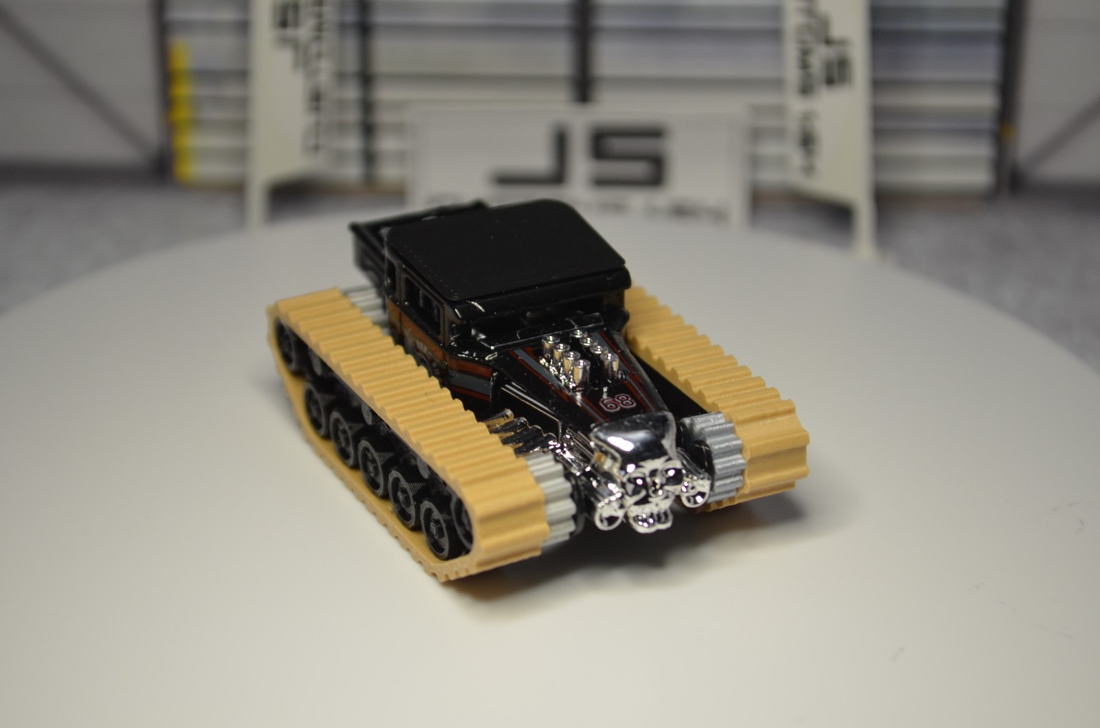 Hot Wheels Bone Shaker Custom on Tracks Black-Tan