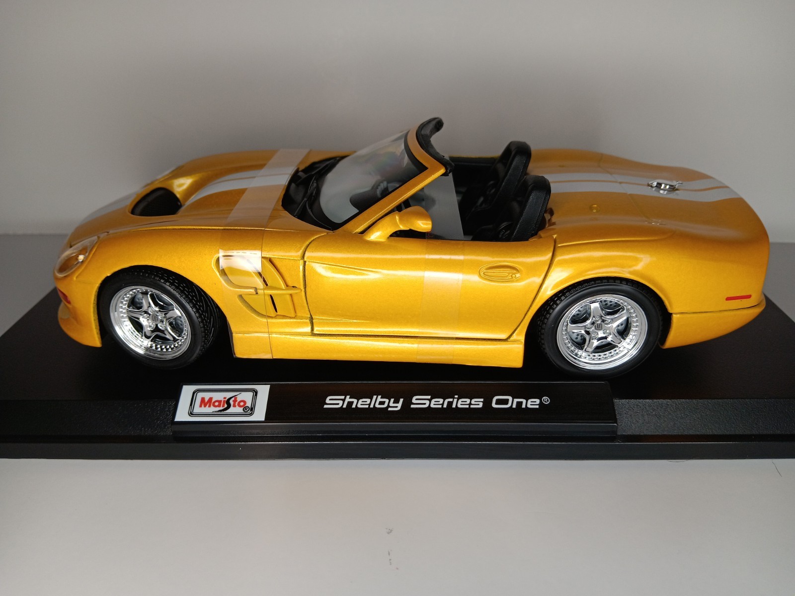 Shelby Series one 1:18 Maisto Exclusive Style Special Edition – Yellow