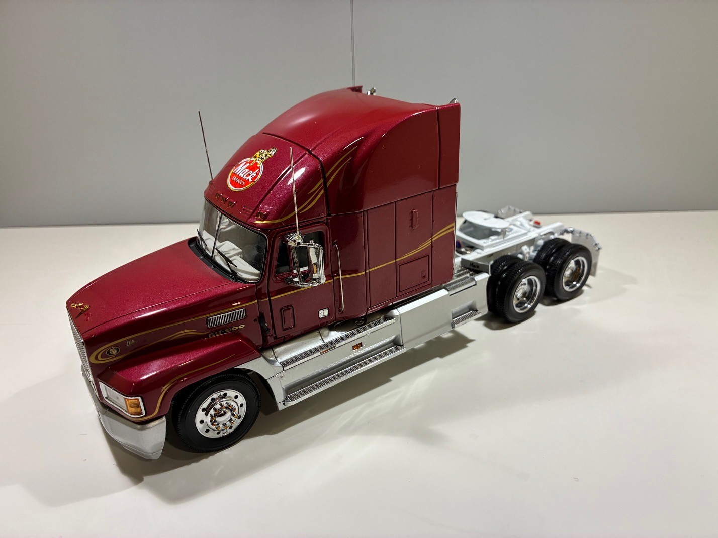 Franklin Mint – 1993 Mack Truck And Trailer – 1:32 Scale