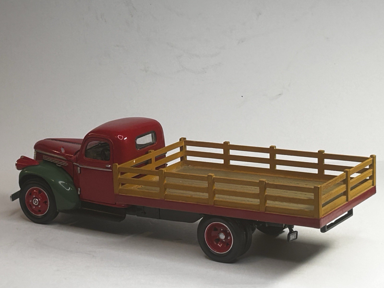 National Motor Museum Mint 1941 Chevrolet Flatbed Stake Truck Red/Green 1:32 DC