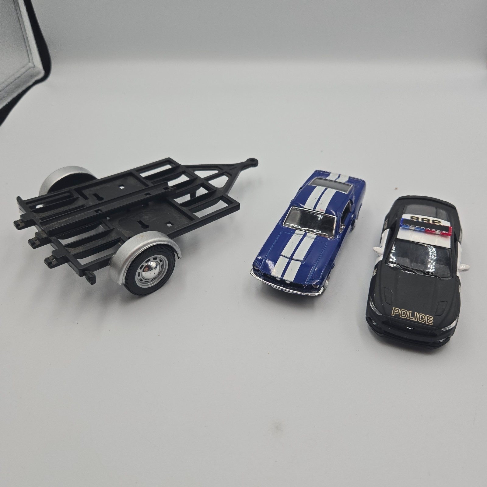 Lot of 3 – Kintoy model cars & Maisto Trailer