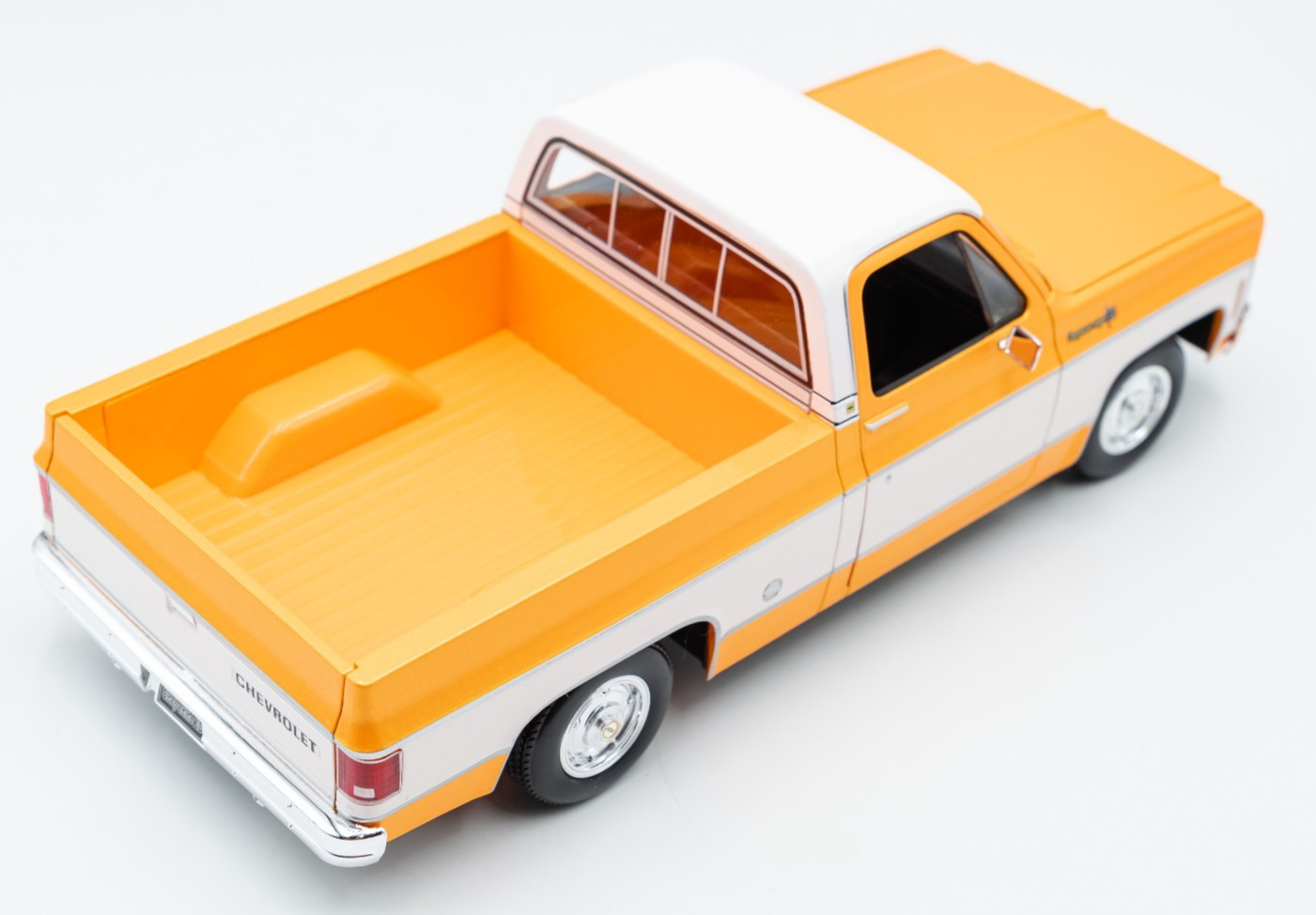 Maisto 1/18 Scale – 1974 Chevrolet C10 Cheyenne Super – Orange, White