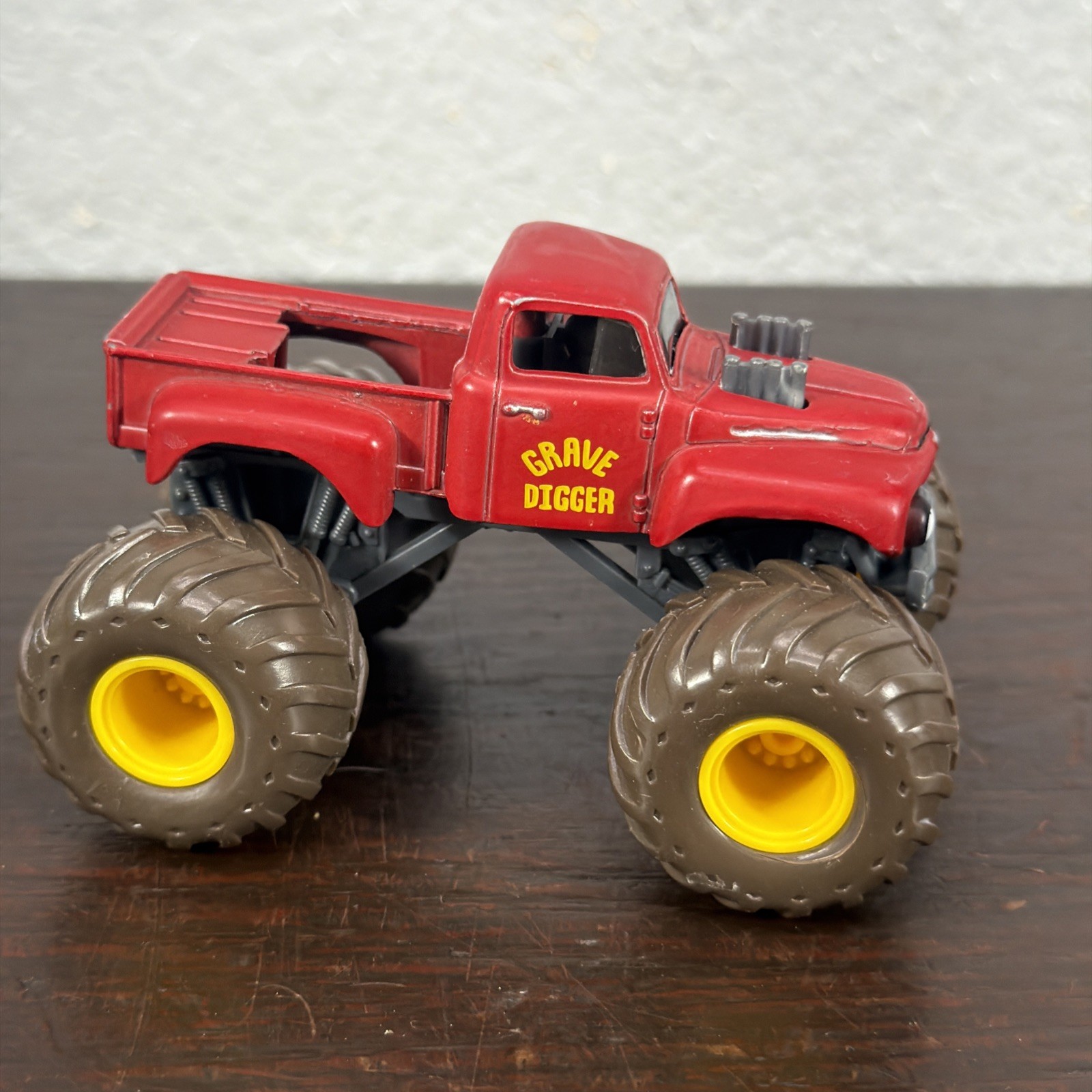 Spin Master Monster Jam Red Retro Grave Digger Pickup Truck 1:64 Brown Tires