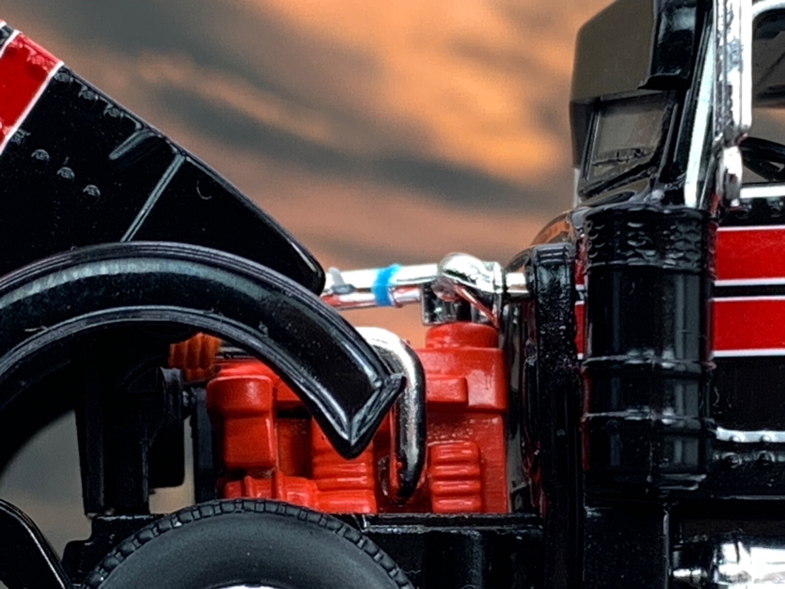 1/64 DCP BLACK/RED/SILVER PETERBILT 389 W/ 63″ FLAT TOP SLEEPER