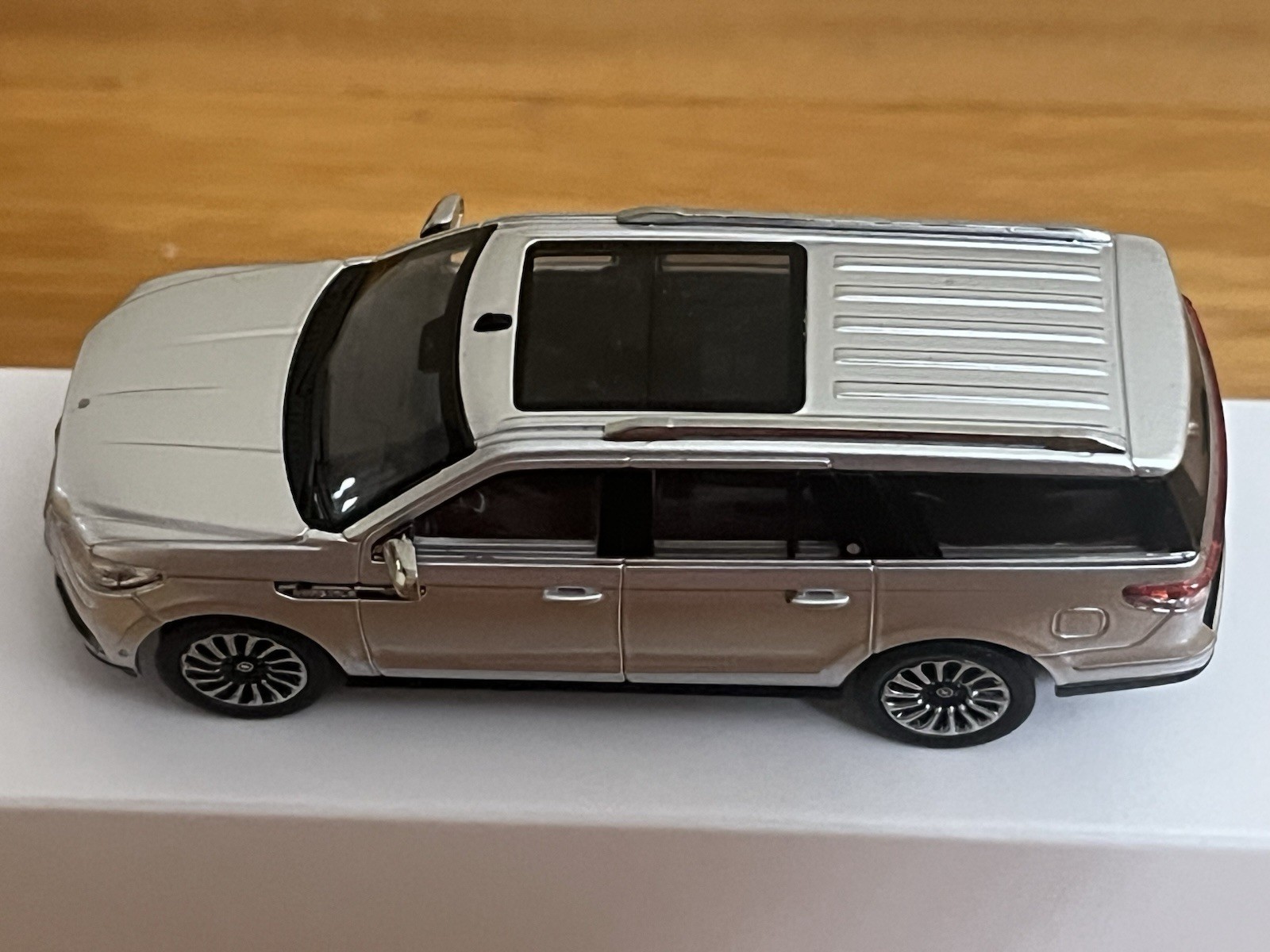 WTX 1:64 2018-2021 Lincoln Navigator L Reserve Silver W/ Folding Running Boards
