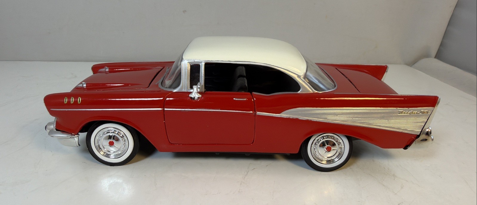 1:24 Scale Motormax 1957 Chevrolet Bel Air No. 68030/1 Red Officially Licensed