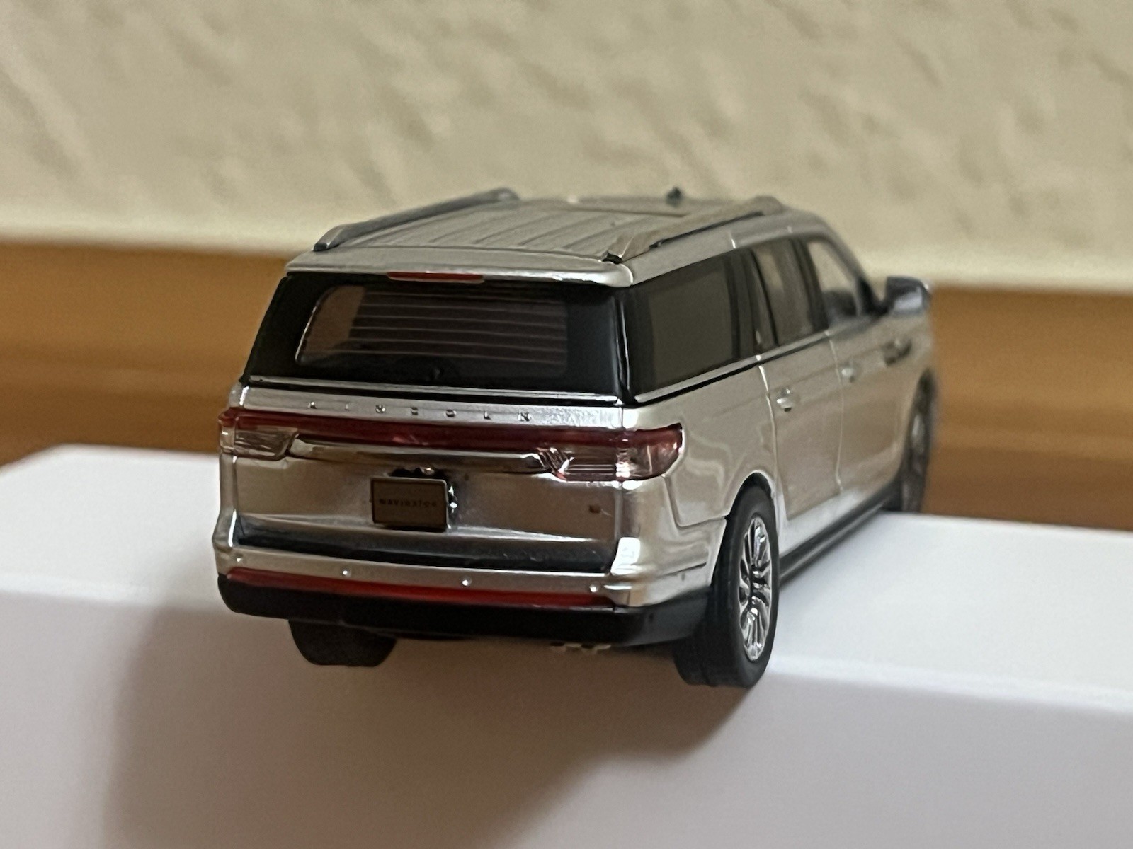 WTX 1:64 2018-2021 Lincoln Navigator L Reserve Silver W/ Folding Running Boards