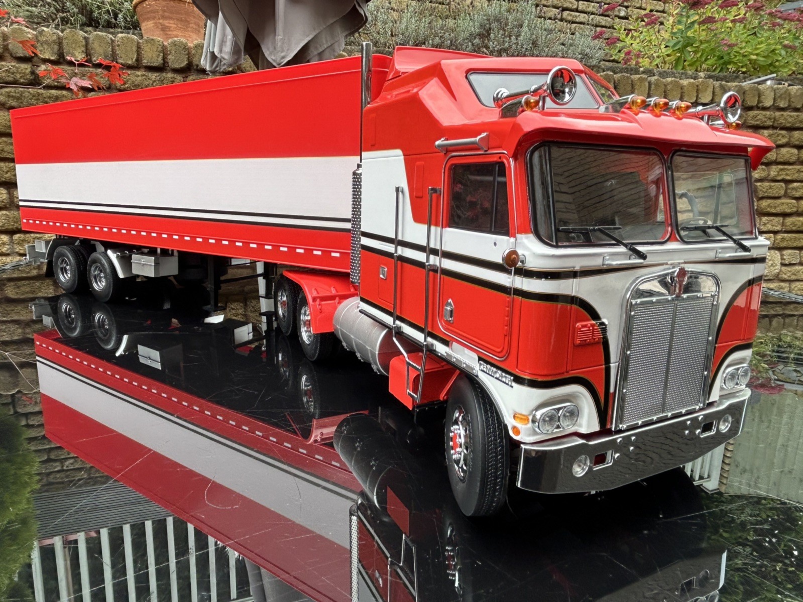 Road Kings 1/18 Scale Kenworth Truck & trailer , Bj and the bear colour scheme