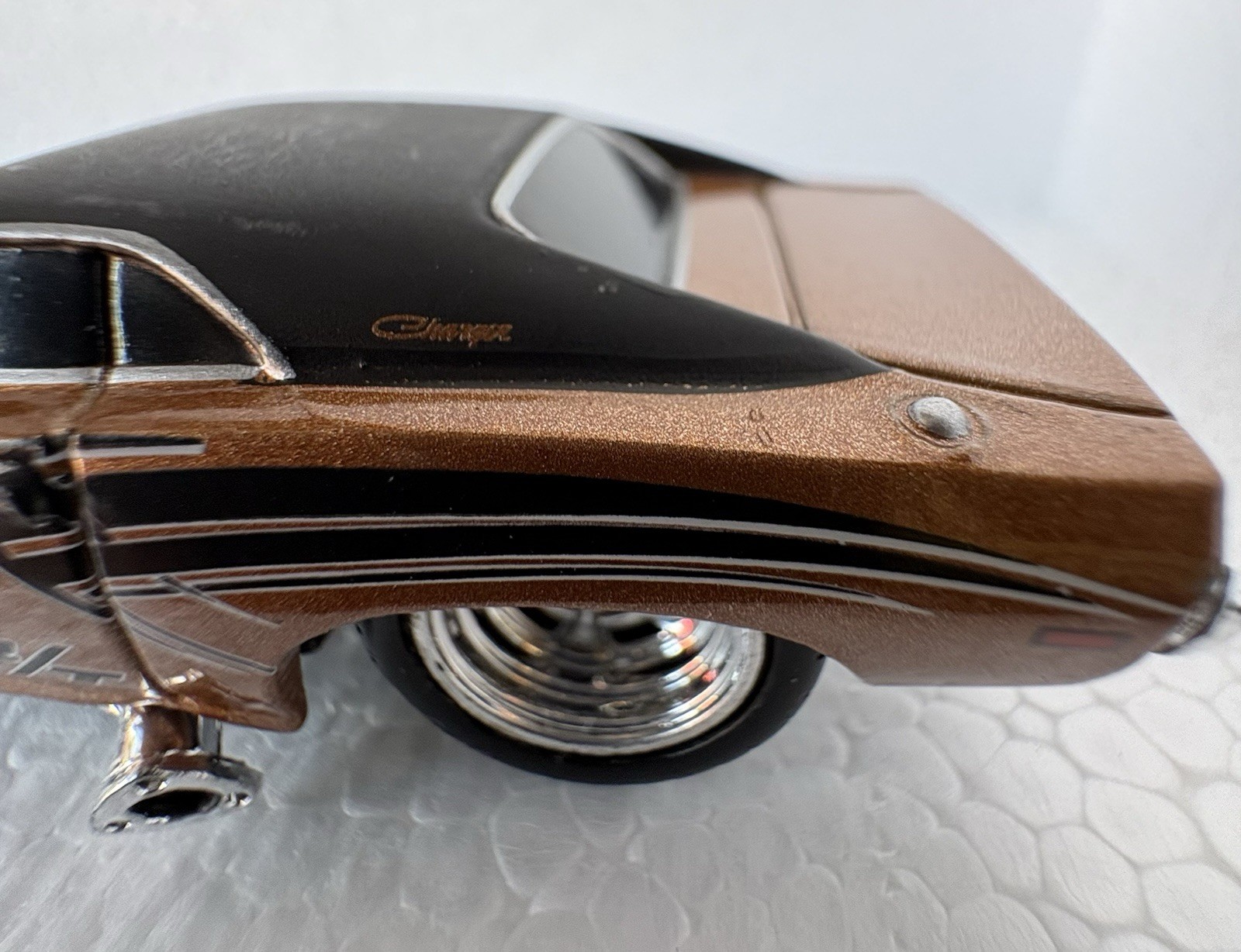 Muscle Machines Dodge Challenger R/T Bronze Chrome Blower Pink Intake 1/64