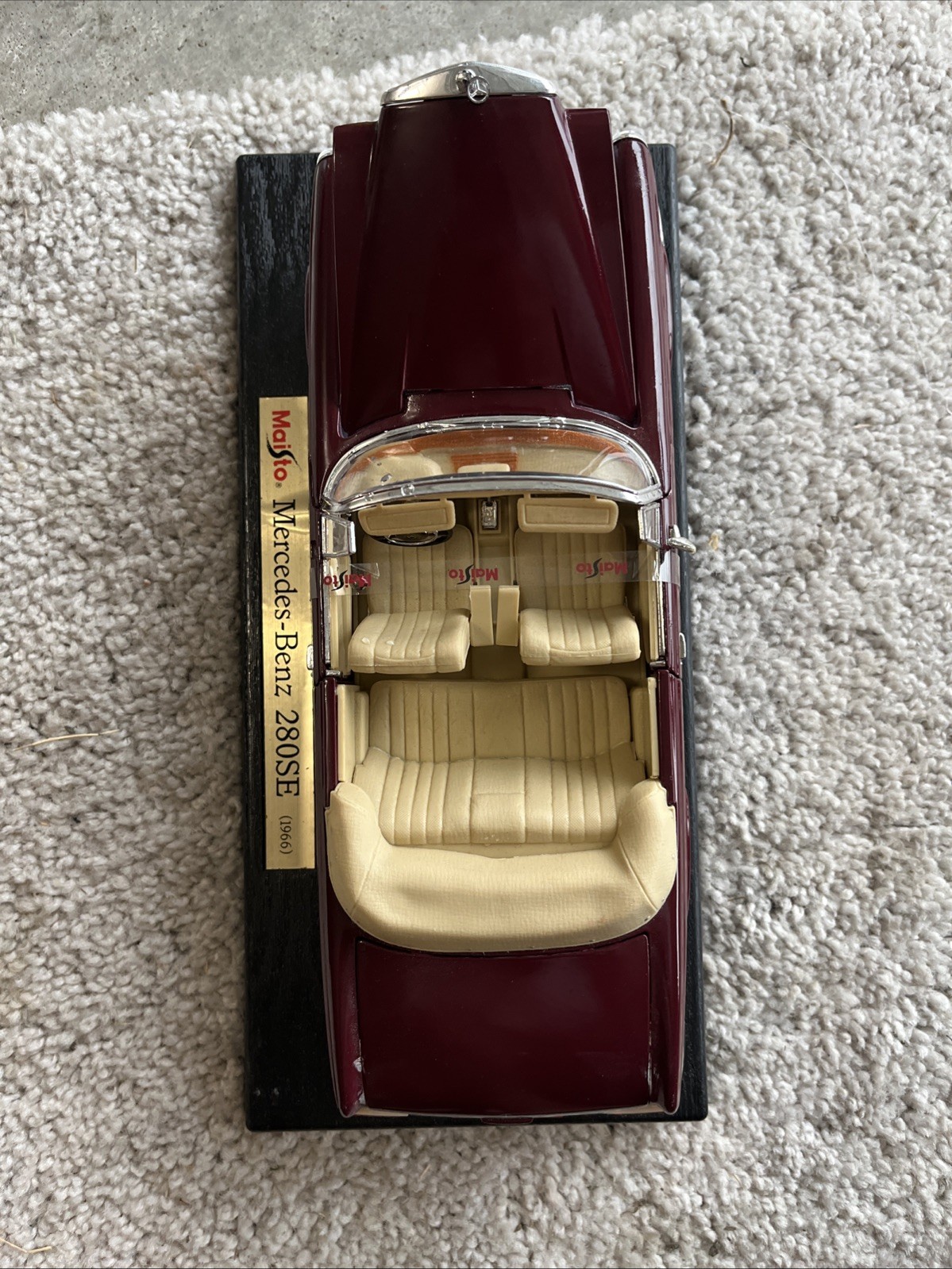 Maisto 1966 Mercedes-Benz 280 SE Convertible 1:18 Diecast Car