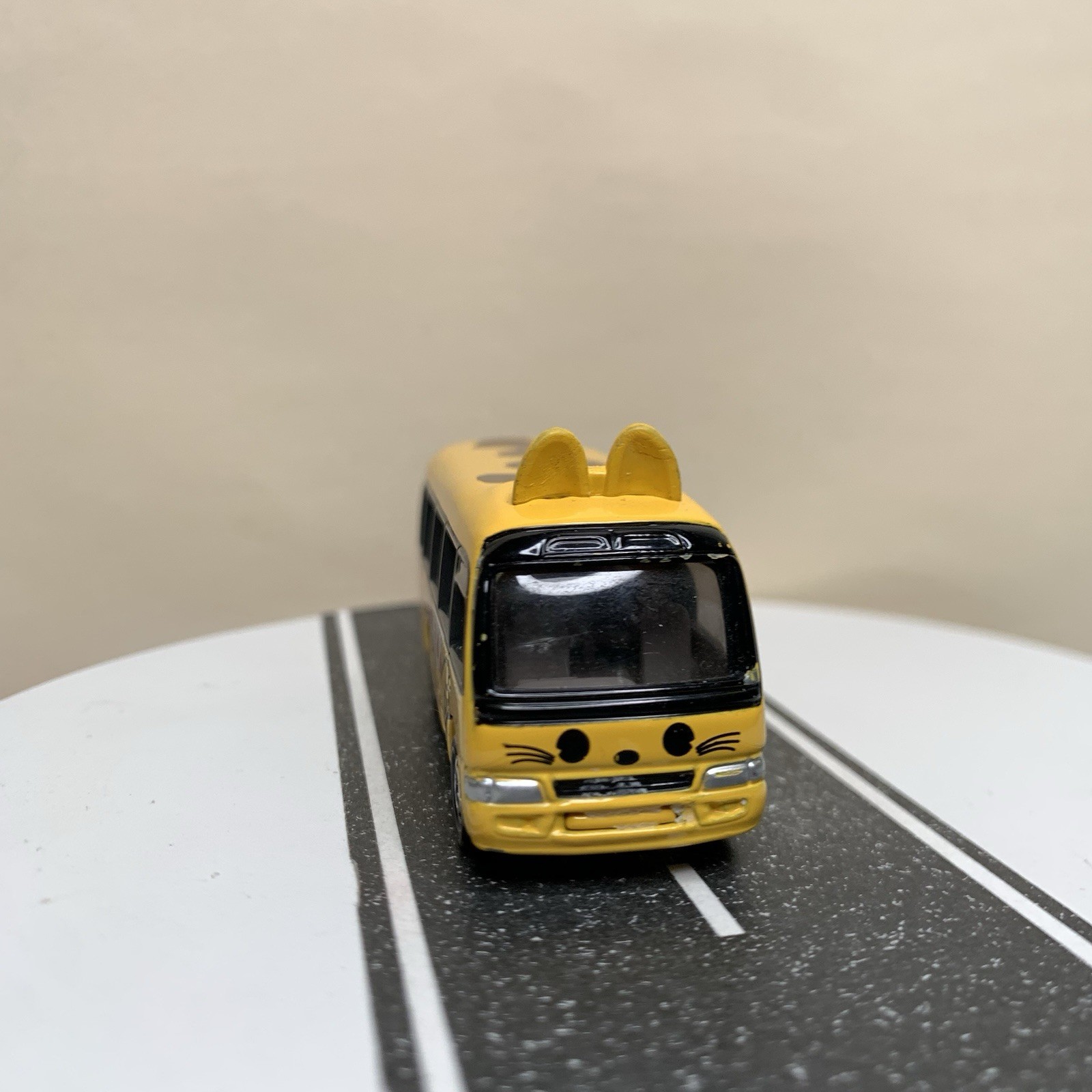 Tomy Tomica #92 Toyota Coaster Kindergarten Cat Animal School Bus Yellow 1/89