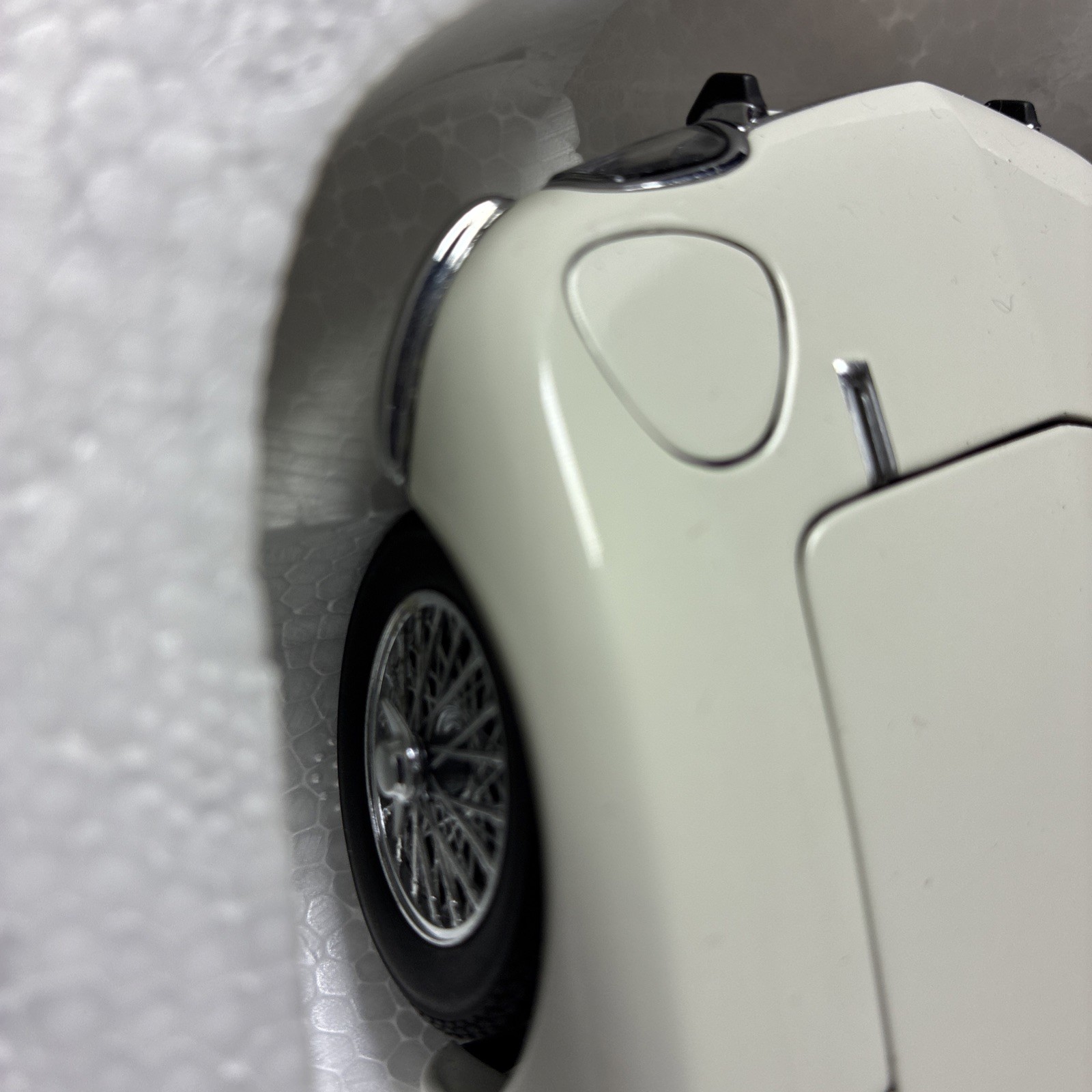 AUTO art MILLENNIUM 1/18 TOYOTA 2000GT White Miniature Scal bond Car Hobby 2010