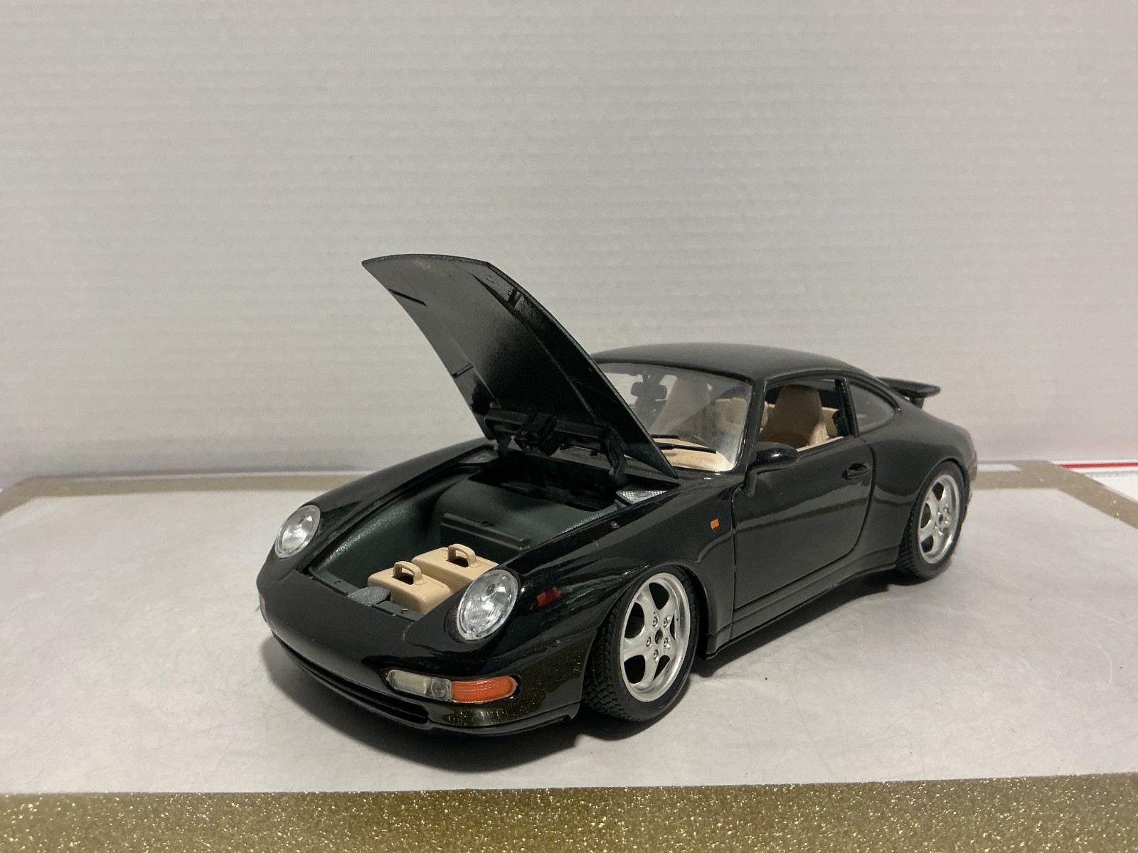 1:18 BURAGO 1993 PORSCHE 911 BLACK ON TAN