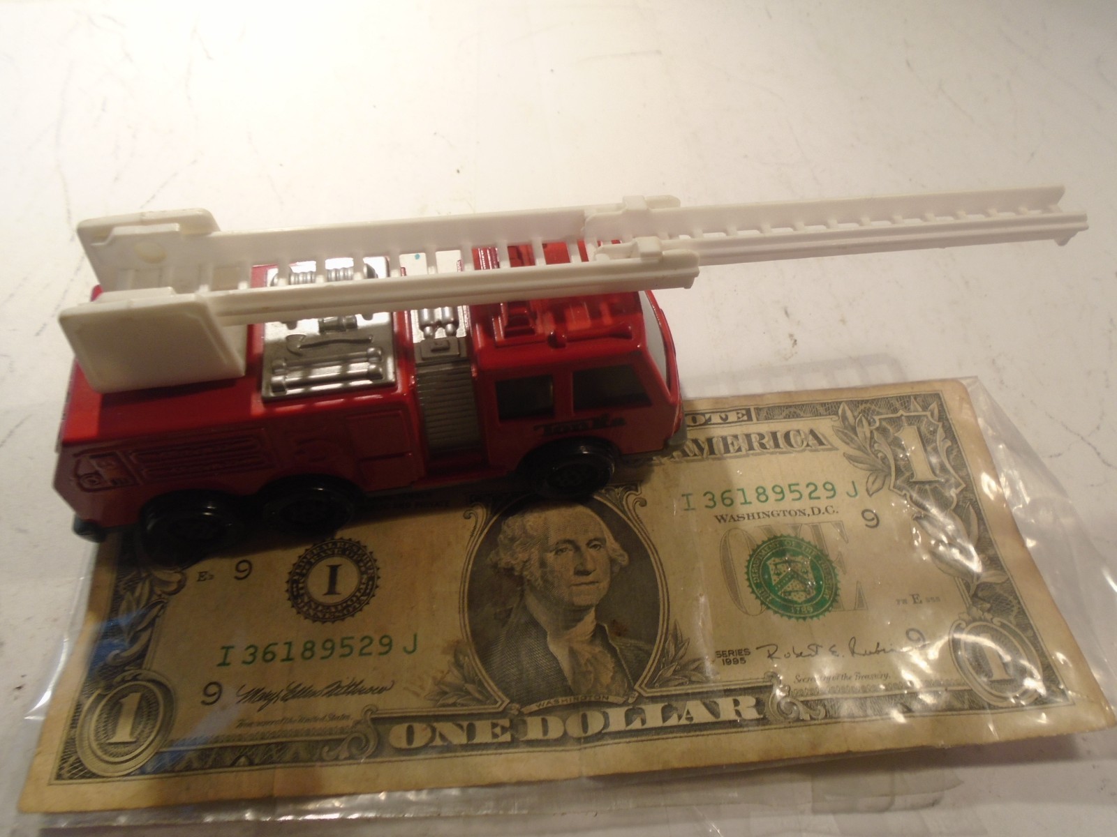 TONKA 1/64 SCALE RED DIECAST FIRE AIRAL LADDER TRUCK 1-185-1