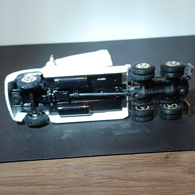 White/Black Diecast Semi Truck Tractor Unit Truck Vehicle Model 21267