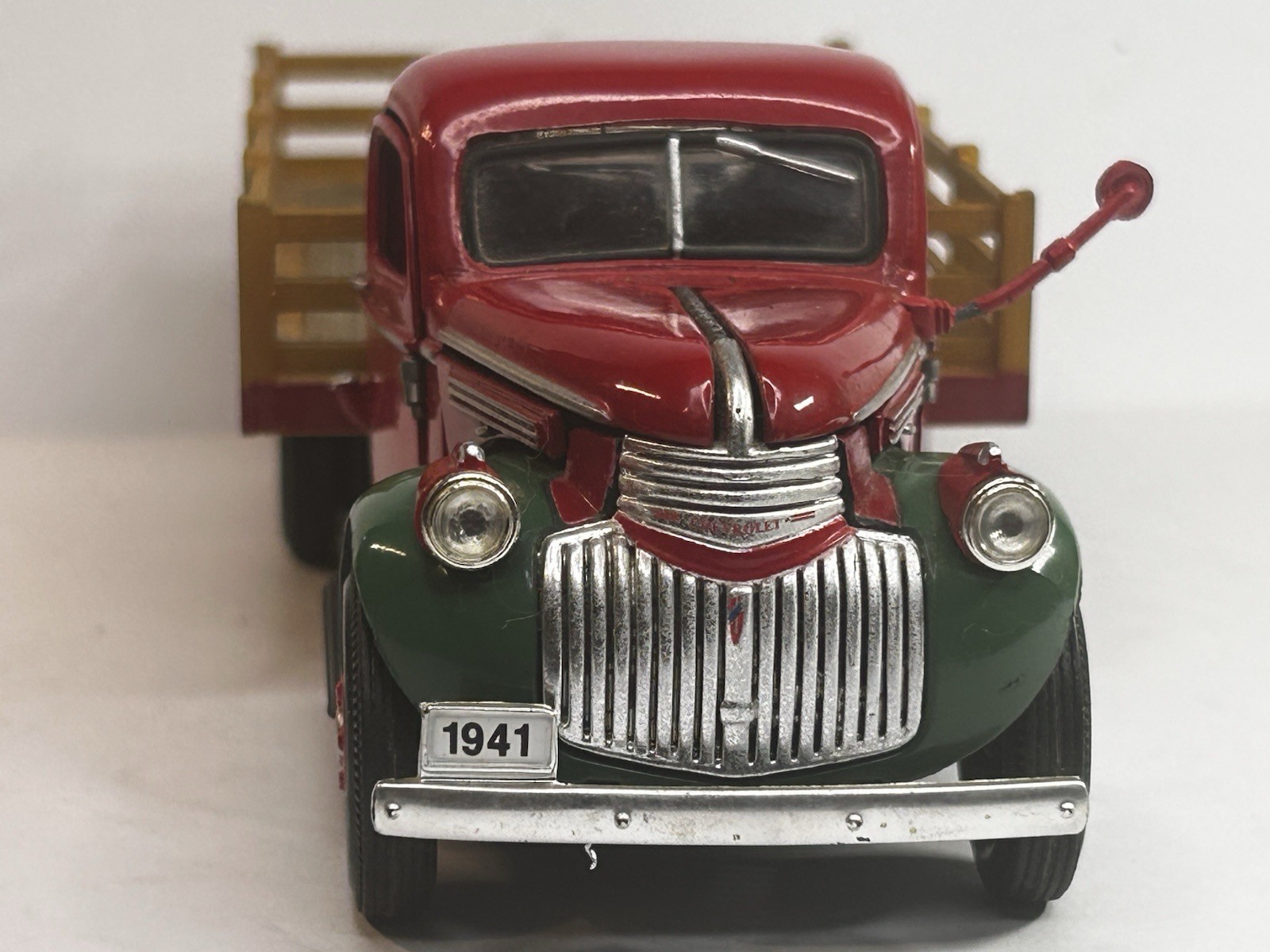 National Motor Museum Mint 1941 Chevrolet Flatbed Stake Truck Red/Green 1:32 DC