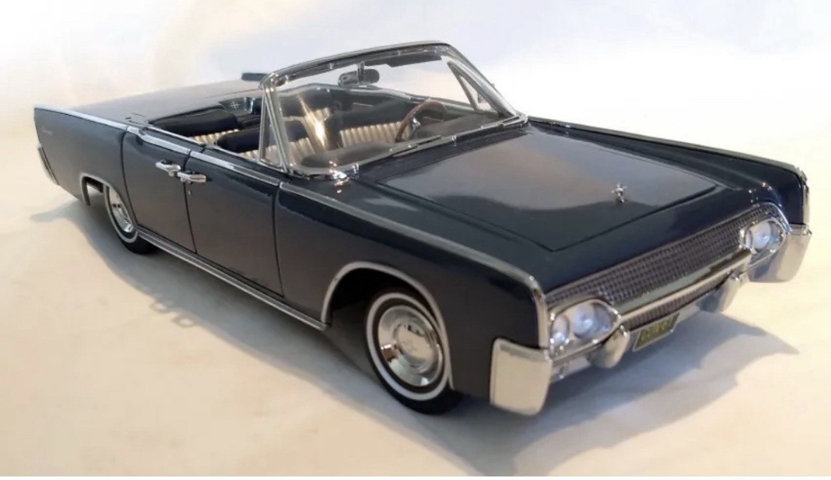 1 Left! 1/18 1961 Blue Lincoln Continental Road Signature Future, Rare Car!