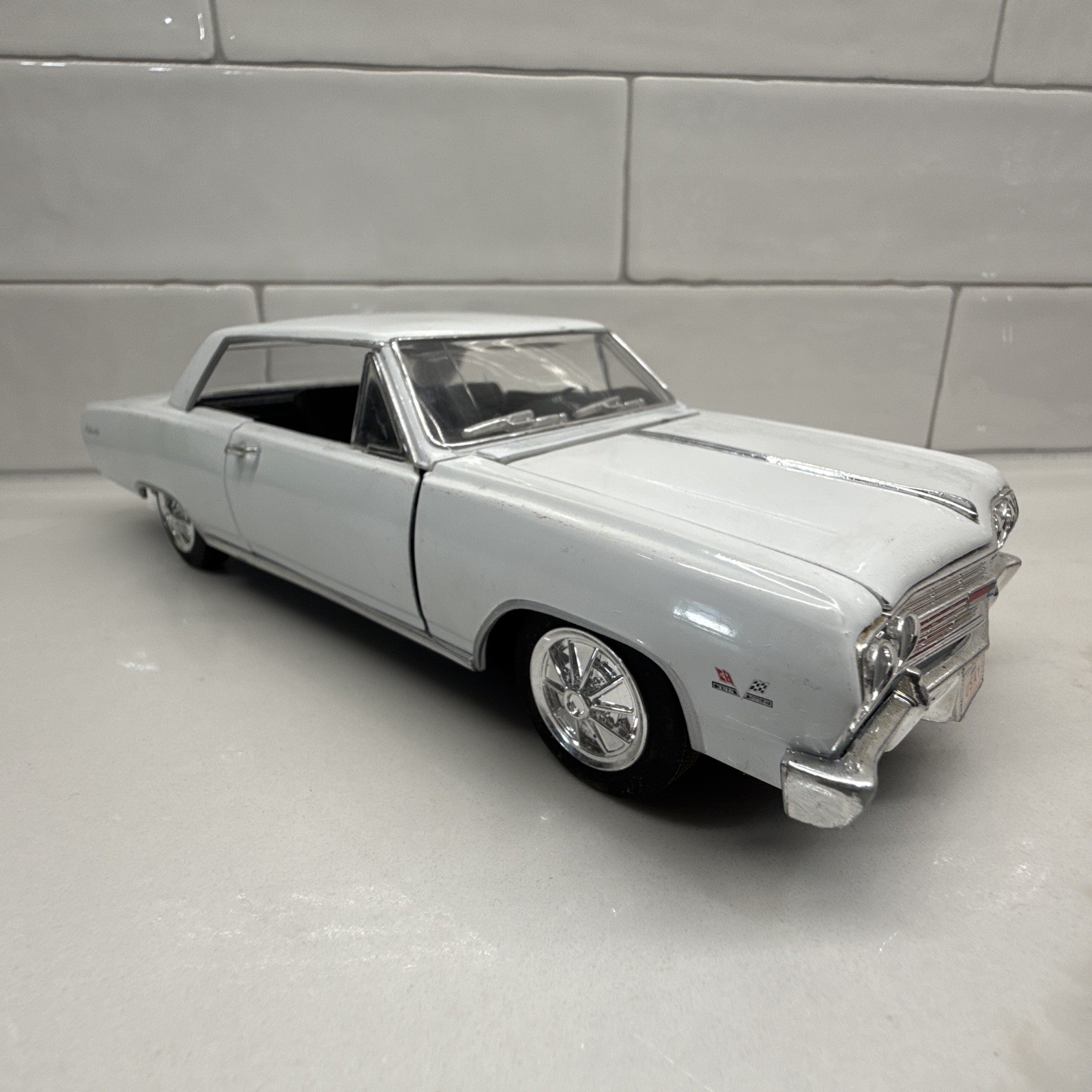 Saico White 1965 Chevy Chevell SS 396 Z-16 1:24 Scale Diecast Model – Ships Fast