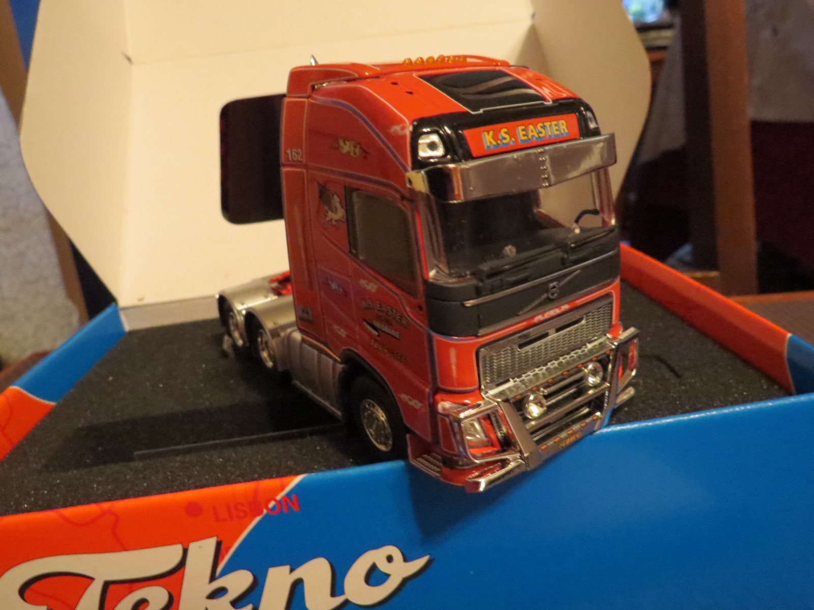 Tekno 71290 Volvo FH04 Globetrotter XL 6×4 KS TRANSPORT red version NEW