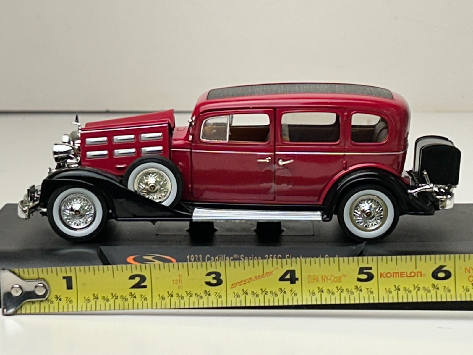 Signature Models 1:32 Scale Diecast 1933 Cadillac Fleetwood Sedan with Box