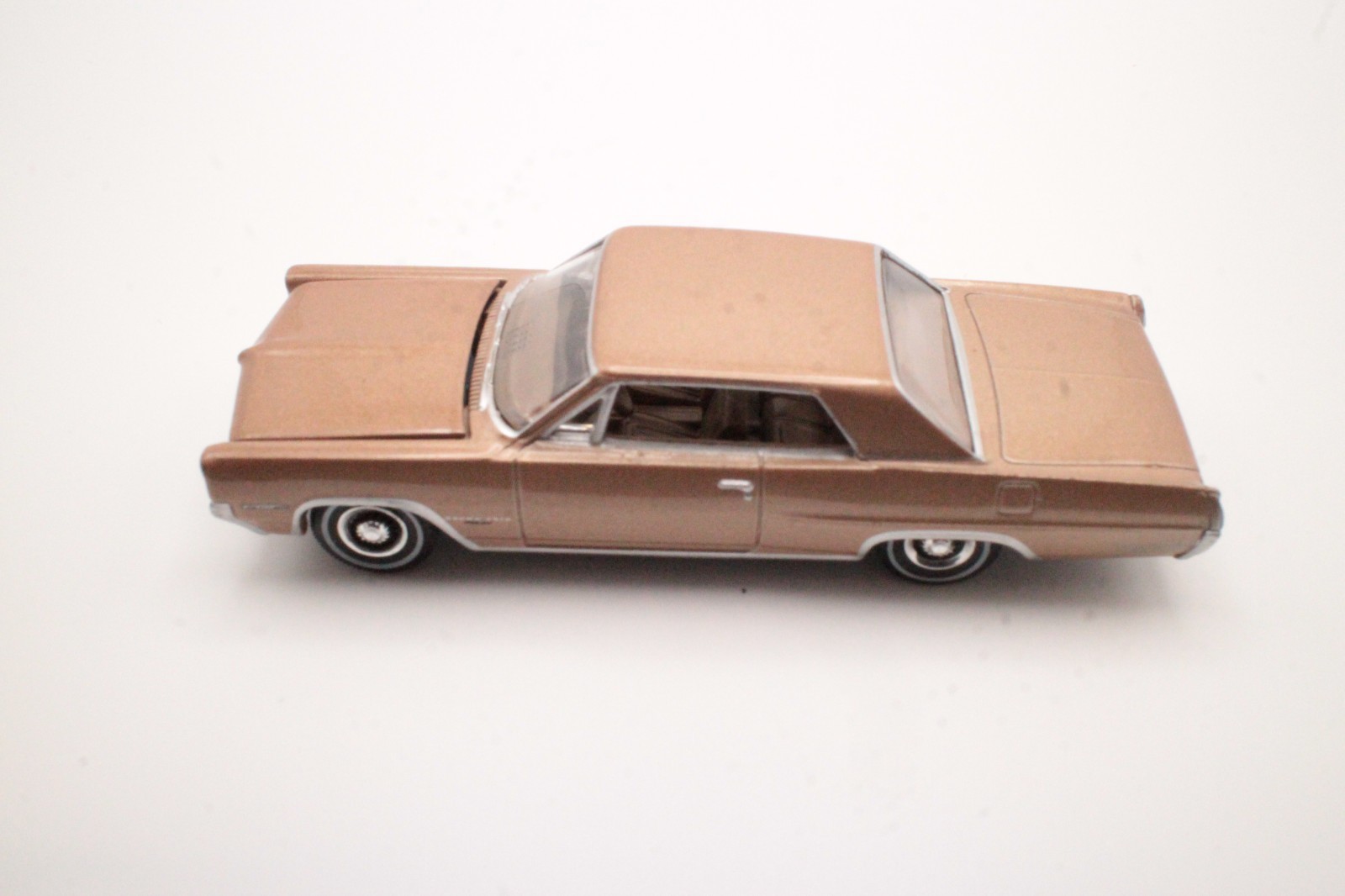 Auto World 1965 Pontiac Catalina 2+2 Samoan Bronze Metallic 1:64 Loose Diecast