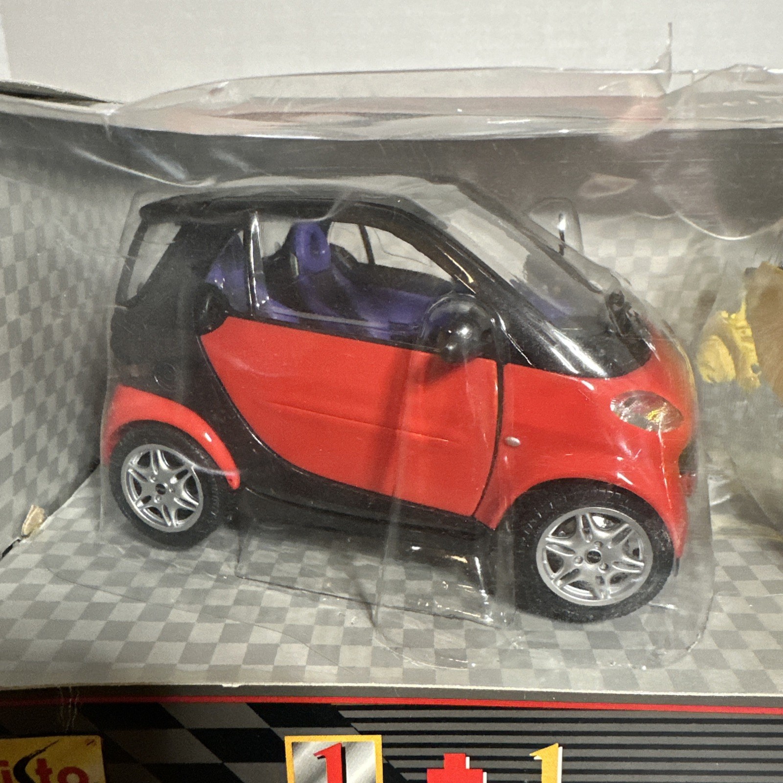 Vintage Maisto Smart Fortwo Coupe 1:18 Scale Diecast Model Car Set