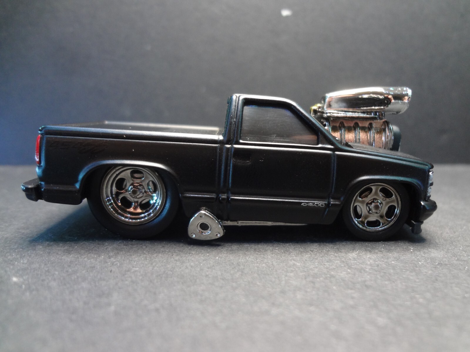 Muscle Machines 1993 Chevrolet 454 SS Pickup flat black – Loose 1:64