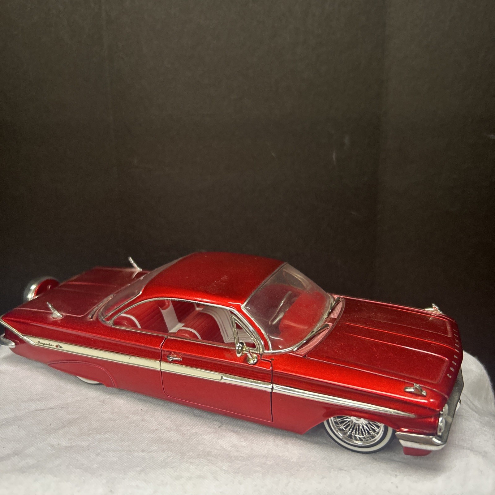 Jada Toys 1:24 Red & White 1961 Chevy Impala Lowrider ULTRA RARE doorswork as is
