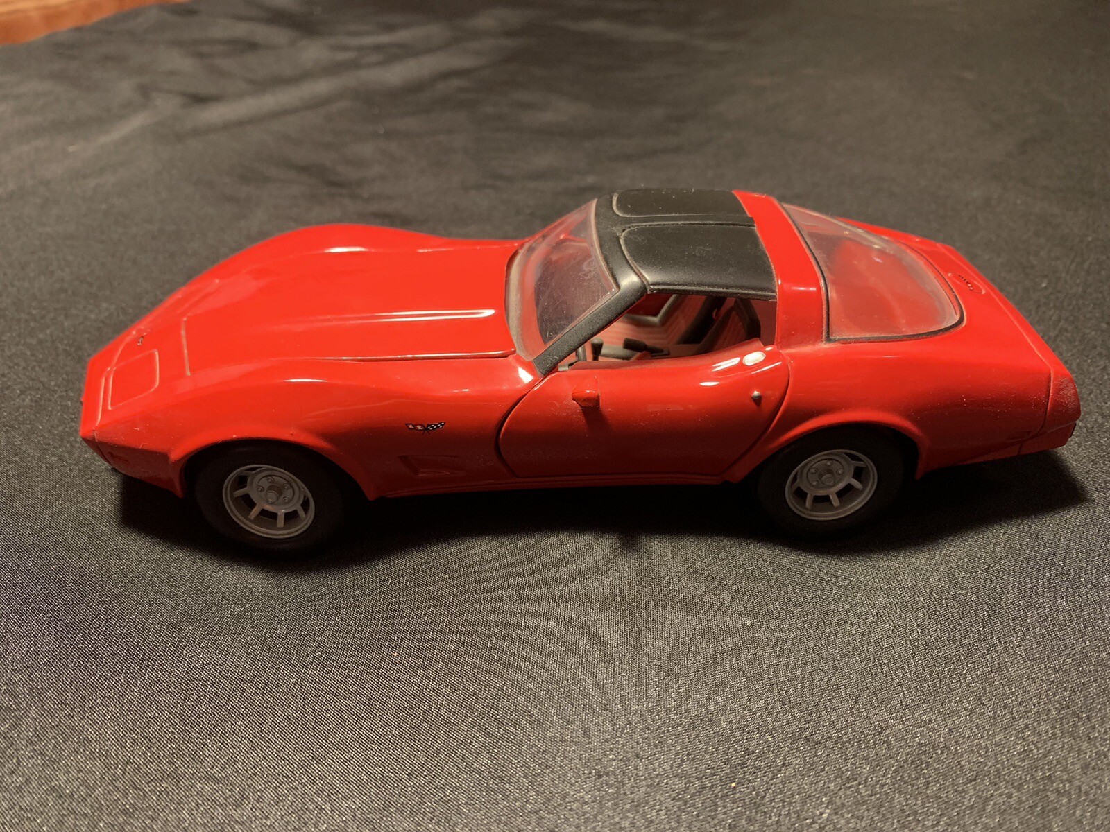 1979 CHEVROLET CORVETTE RED 1/24 DIECAST MODEL CAR BY MOTORMAX 73244