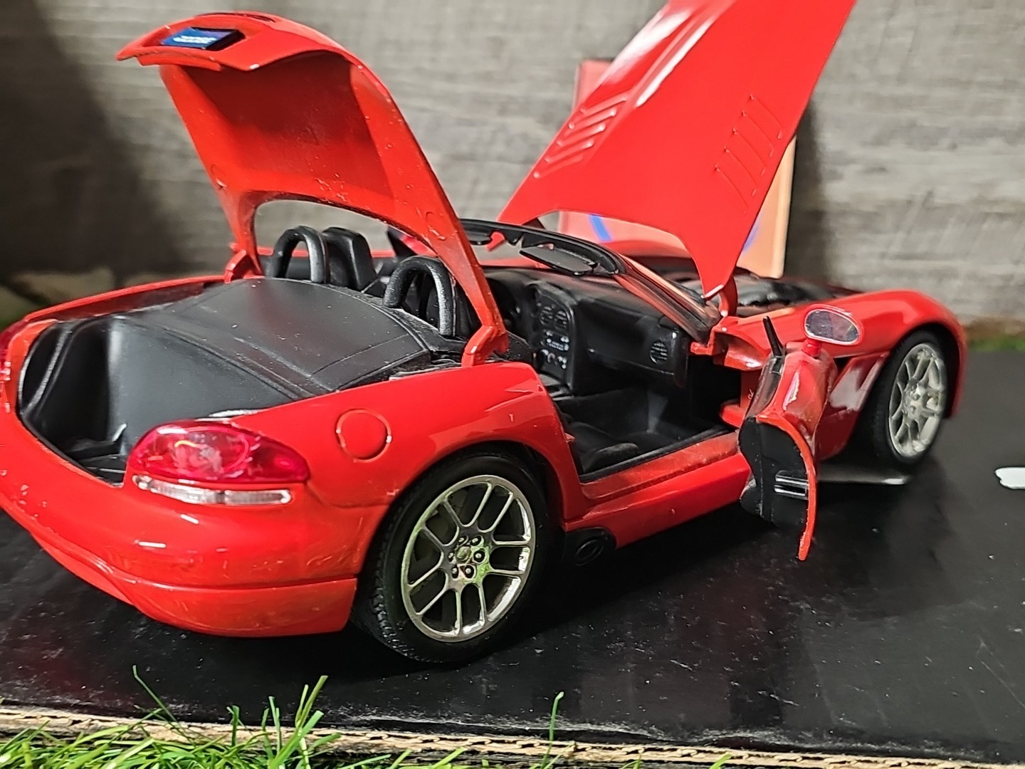 Maisto Special Edition Dodge Viper Convertible 1:18 Scale Diecast Car Red NO BOX