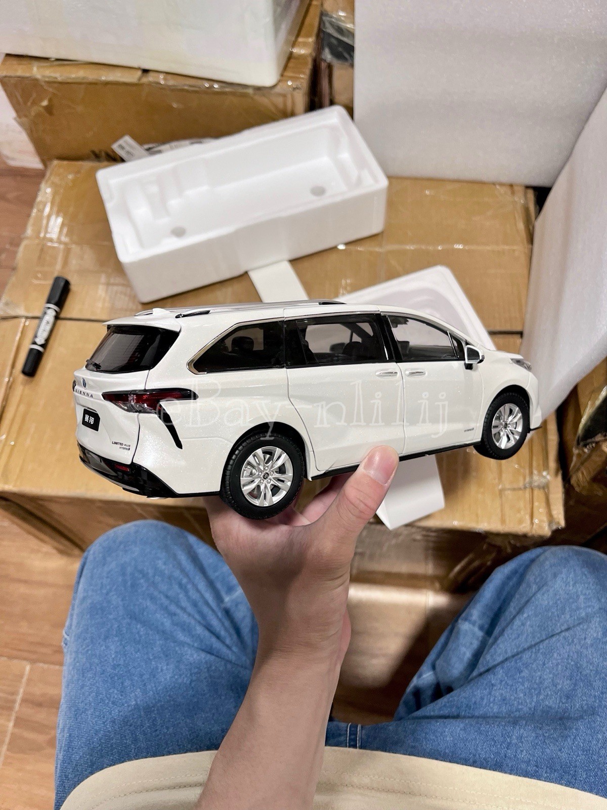 1:18 Scale 2021~2026 Toyota Sienna Limited Ice White Minivan Diecast Model Car