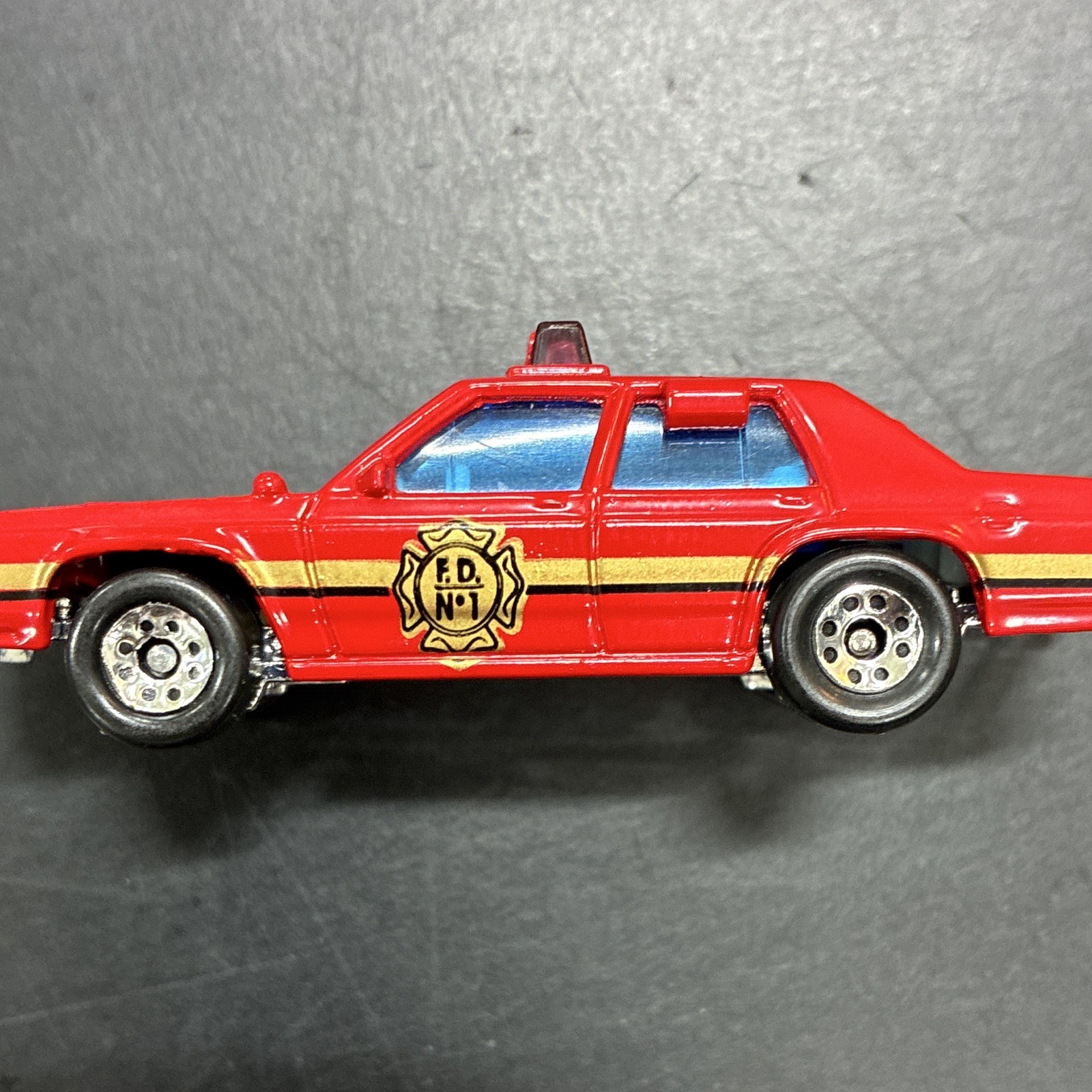 Matchbox 1:64 1987 Ford LTD Fire Chief Red Diecast Car Emergency Lights
