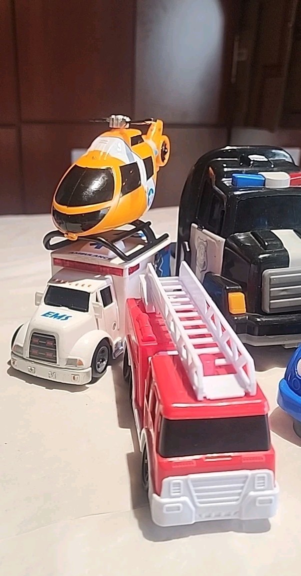 7 Emergency! Vehicle Lot Sight & Sound Toys