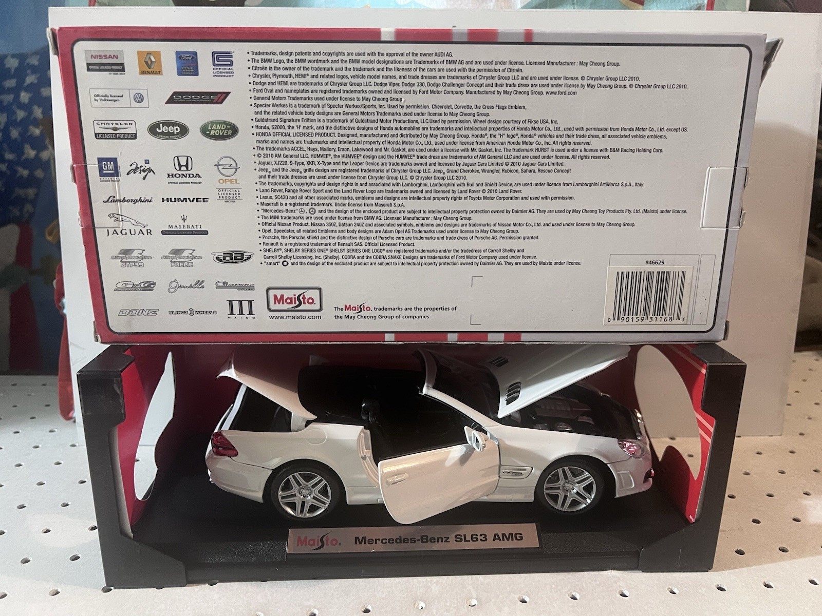 Maisto Special Edition 1:18 Mercedes-Benz SL63 AMG White Opening Doors